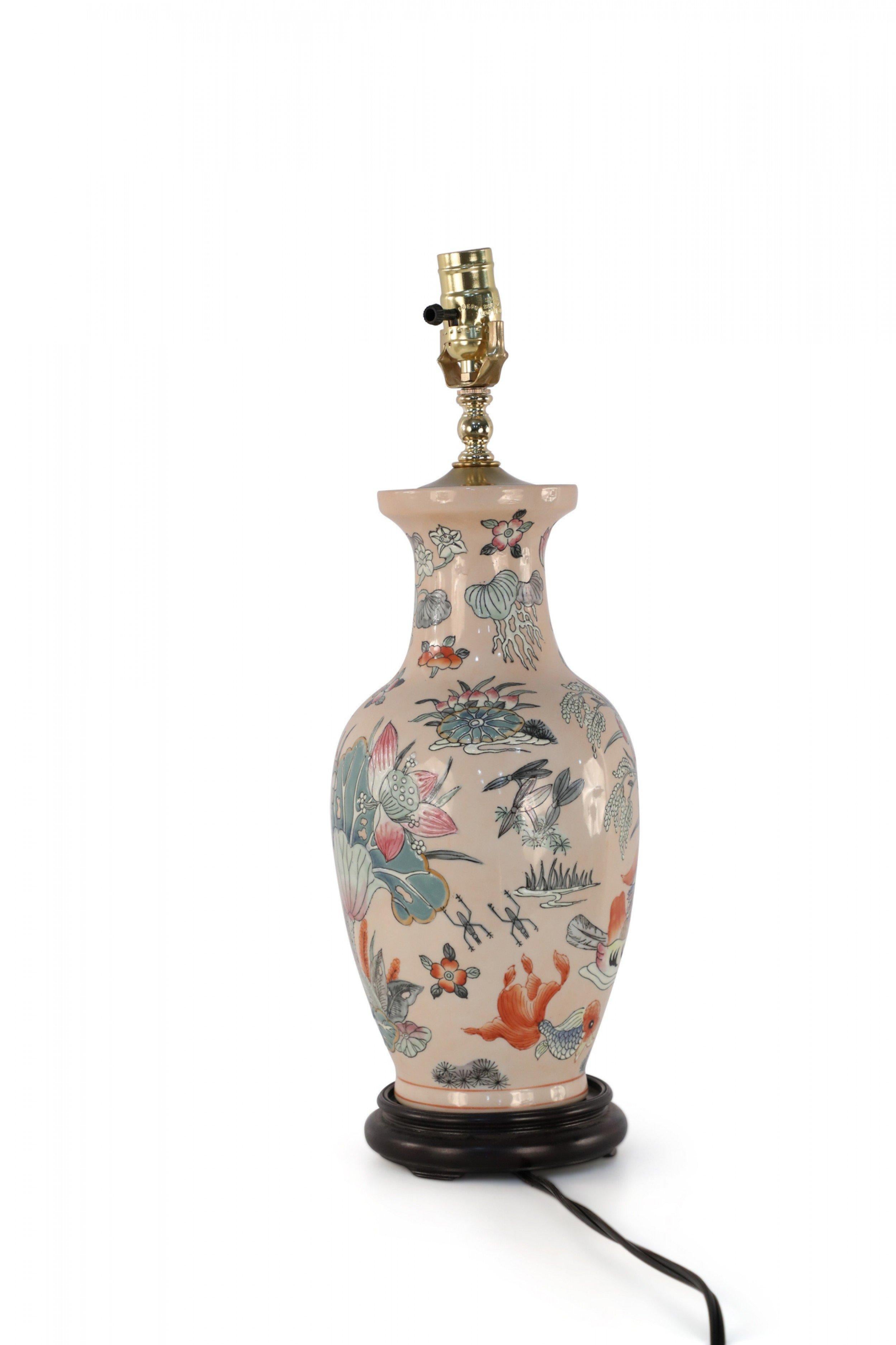 Chinese Pink Floral and Bird Design Table Lamp For Sale 1