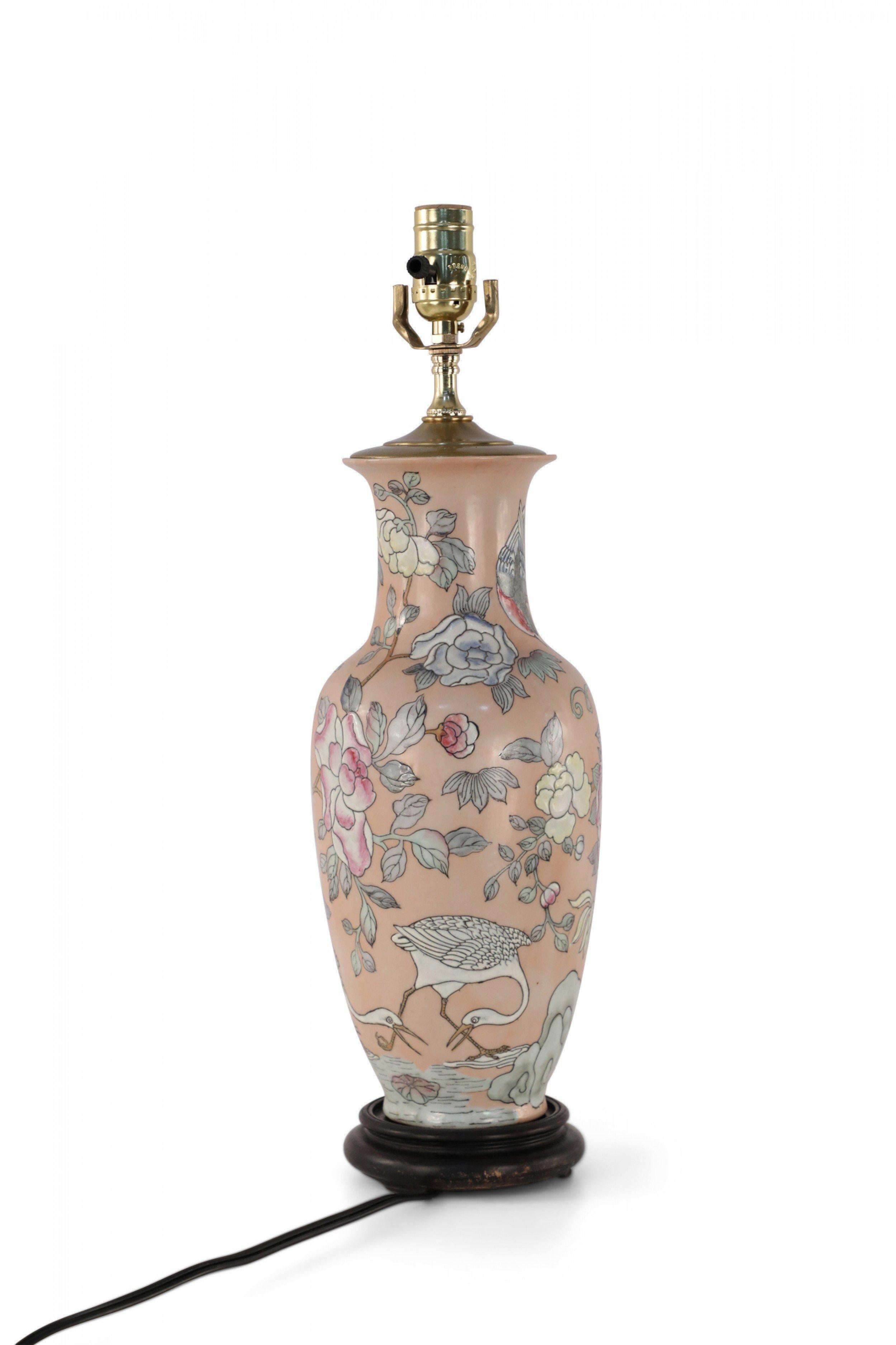 Lampe de bureau chinoise rose à motifs floraux et grues en vente 1