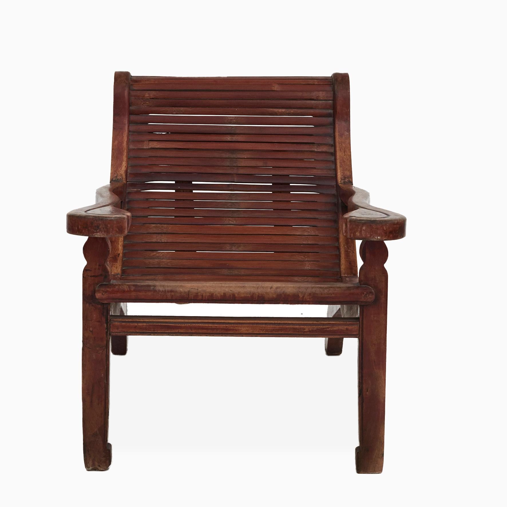 An antique Chinese reclining plantation lounge chair. Features a nicely curving body made of linden wood with bamboo slats.
China 1860-1880.
Materiale: Linden wood (basswood / lime tree) Bamboo
In original condition with a nice patina.