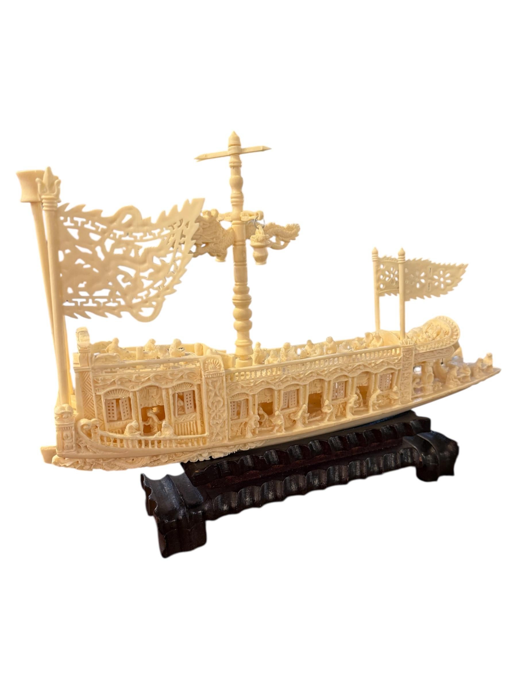 Chinois Chinese Plastic Hand Carved Ship Boat Figure en vente