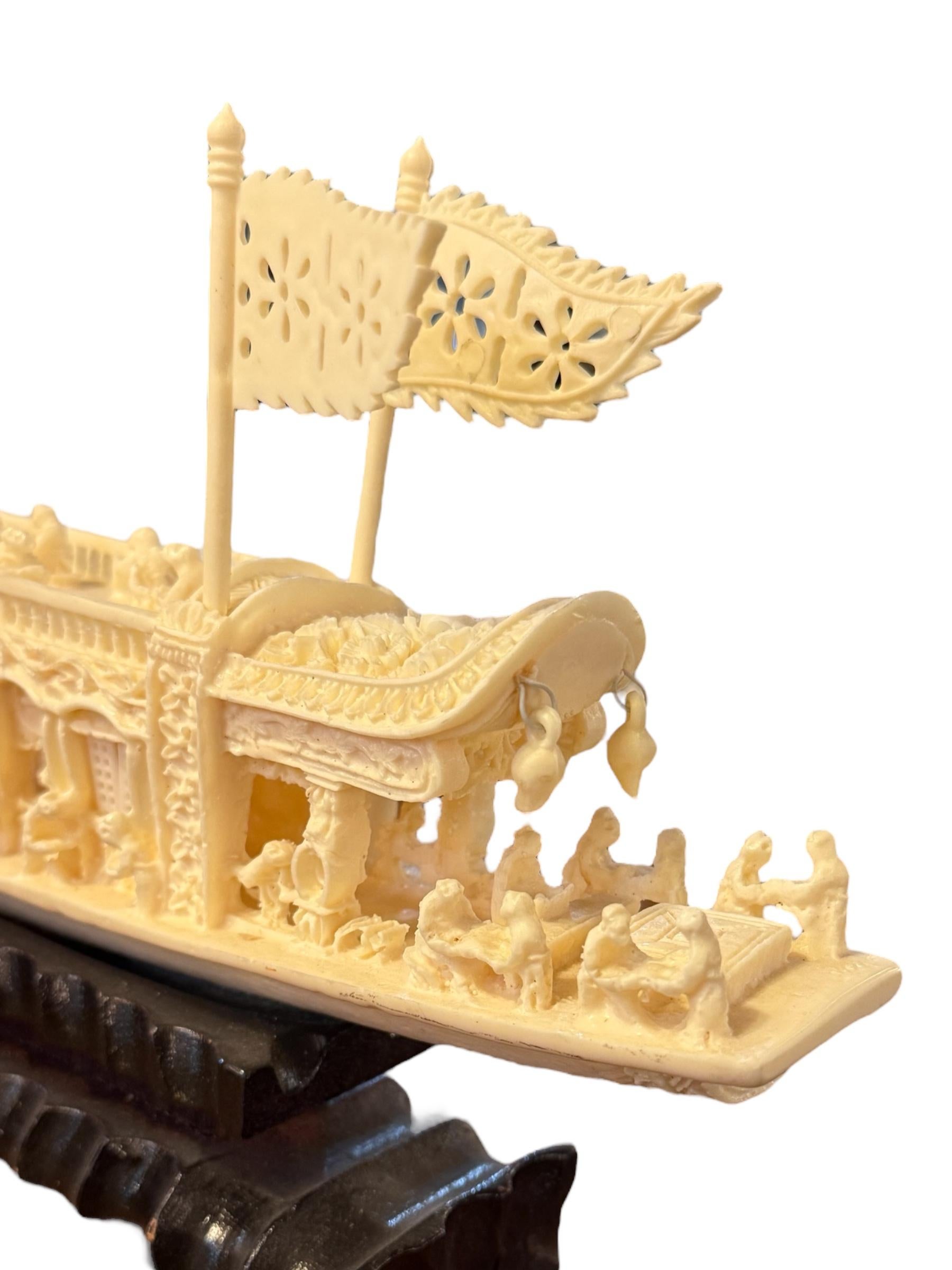 Chinese Plastic Hand Carved Ship Boat Figure Bon état - En vente à Pasadena, CA