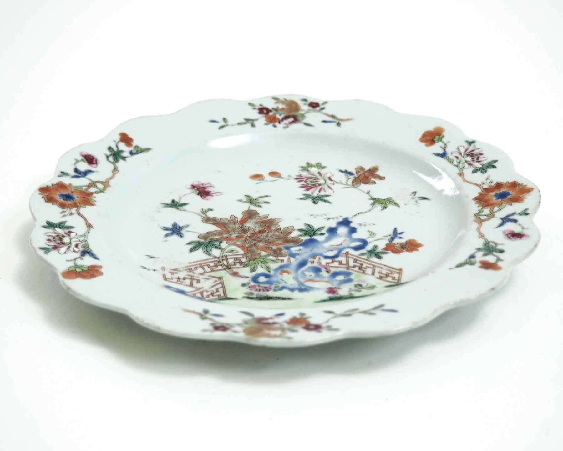 Chinesischer Teller, 18. Jahrhundert
Maße: H. 2 Dia. 23 cm 
H. 0.7 Durchm. 9 in.
