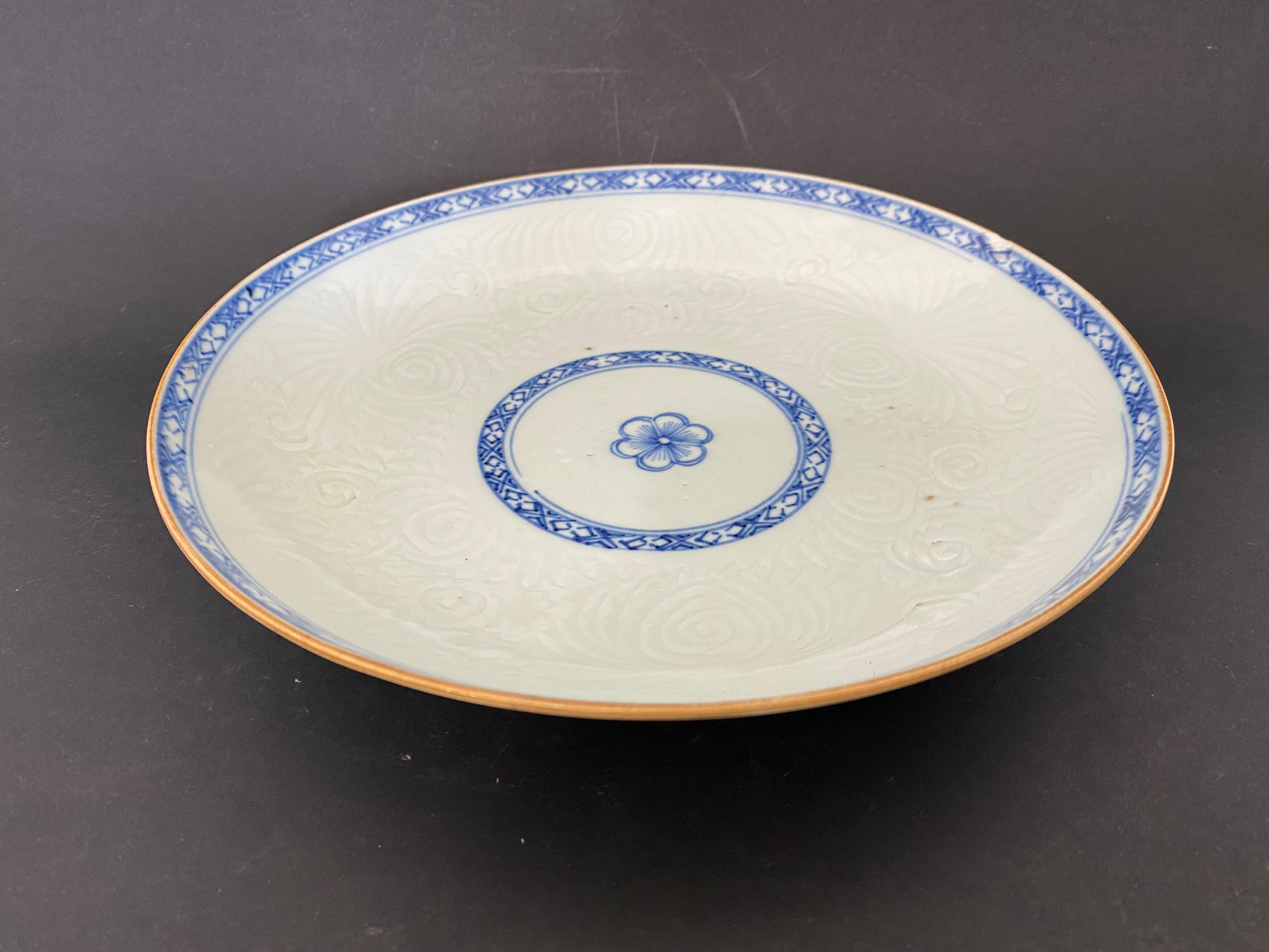 Schöner Teller, inspiriert von der Indischen Kompanie der Qianlong-Periode, 18. Jahrhundert, aber aus dem 19. Jahrhundert. Dieser Porzellan-Suppenteller, mit einer Blume in der Mitte von einem kobaltfarbenen pflanzlichen Fries umgeben dargestellt.