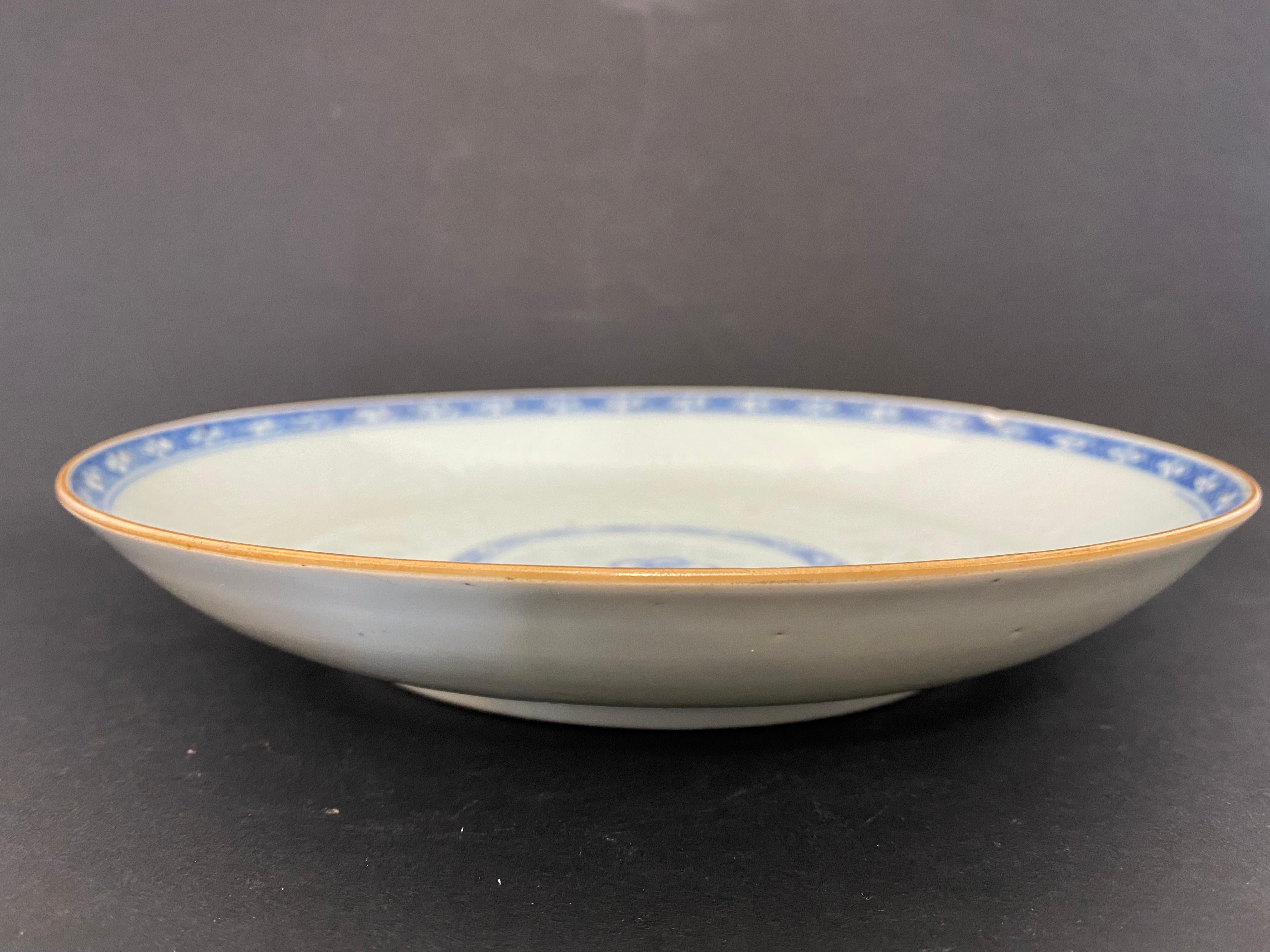 Chinesischer Teller, inspiriert von der Blue Family India Compagny, Mitte des 19. Jahrhunderts im Zustand „Gut“ im Angebot in Beuzevillette, FR