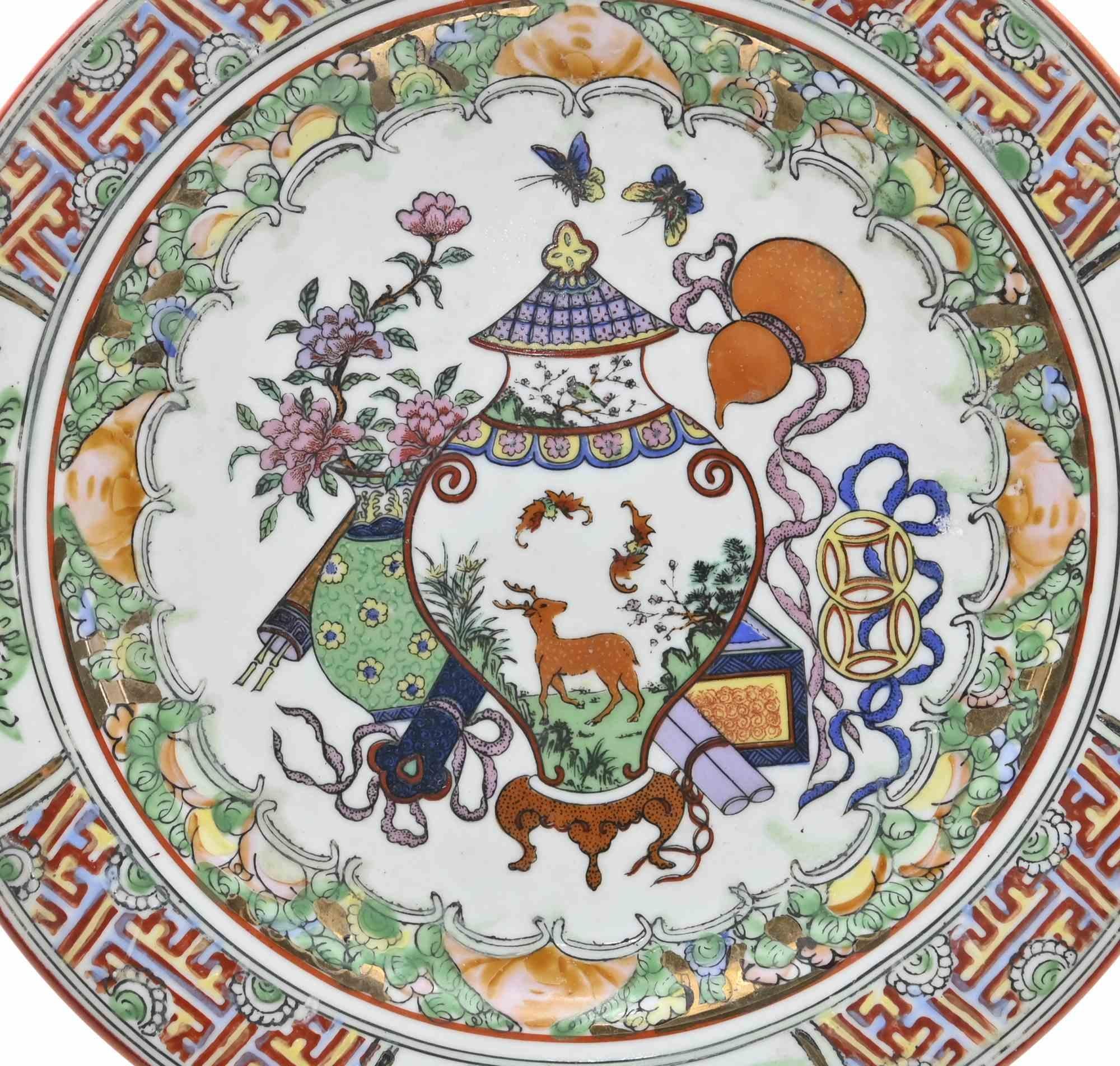Chinese plate is an original artwork realized by an artist of the Mid-20th Century. 

White porcelain hand painted with oriental motifs.

D 23 cm.

Good conditions!