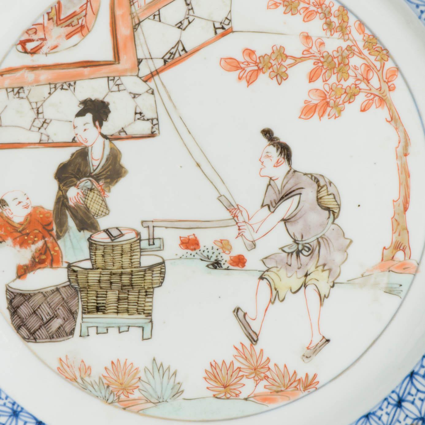 Eine sehr schön dekorierte Schale in Imari-Palette, mit Eisenrot, Grisaille und vergoldetem Dekor. Eine lebhafte Szene von Korbflechtern ist zu sehen. Die Umrandung hat ein geometrisches Muster in Unterglasurblau und Kompartimente mit Blumen und