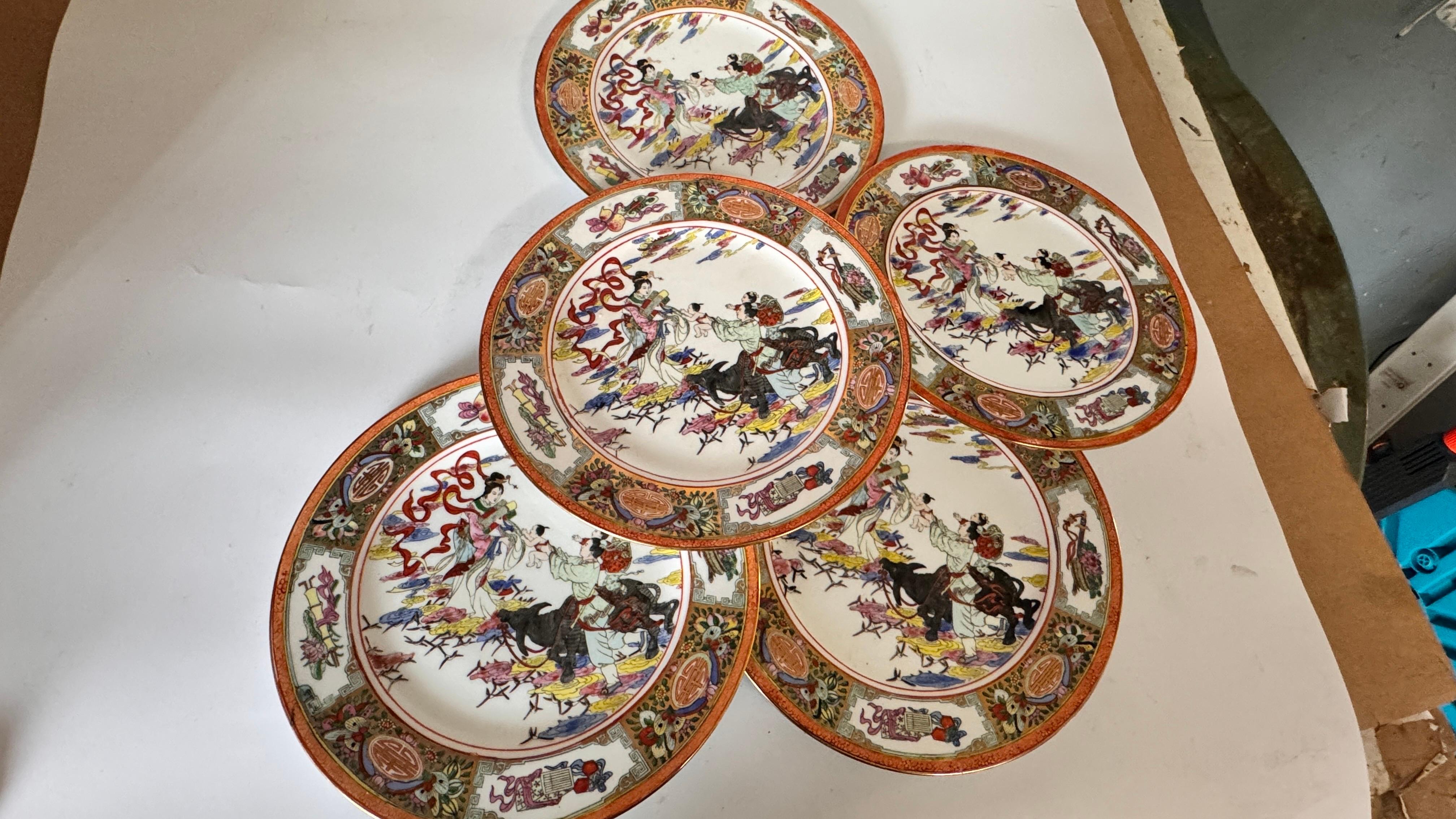 Assiettes chinoises peintes à la main avec des couleurs différentes lot de 5 Chine 1960 