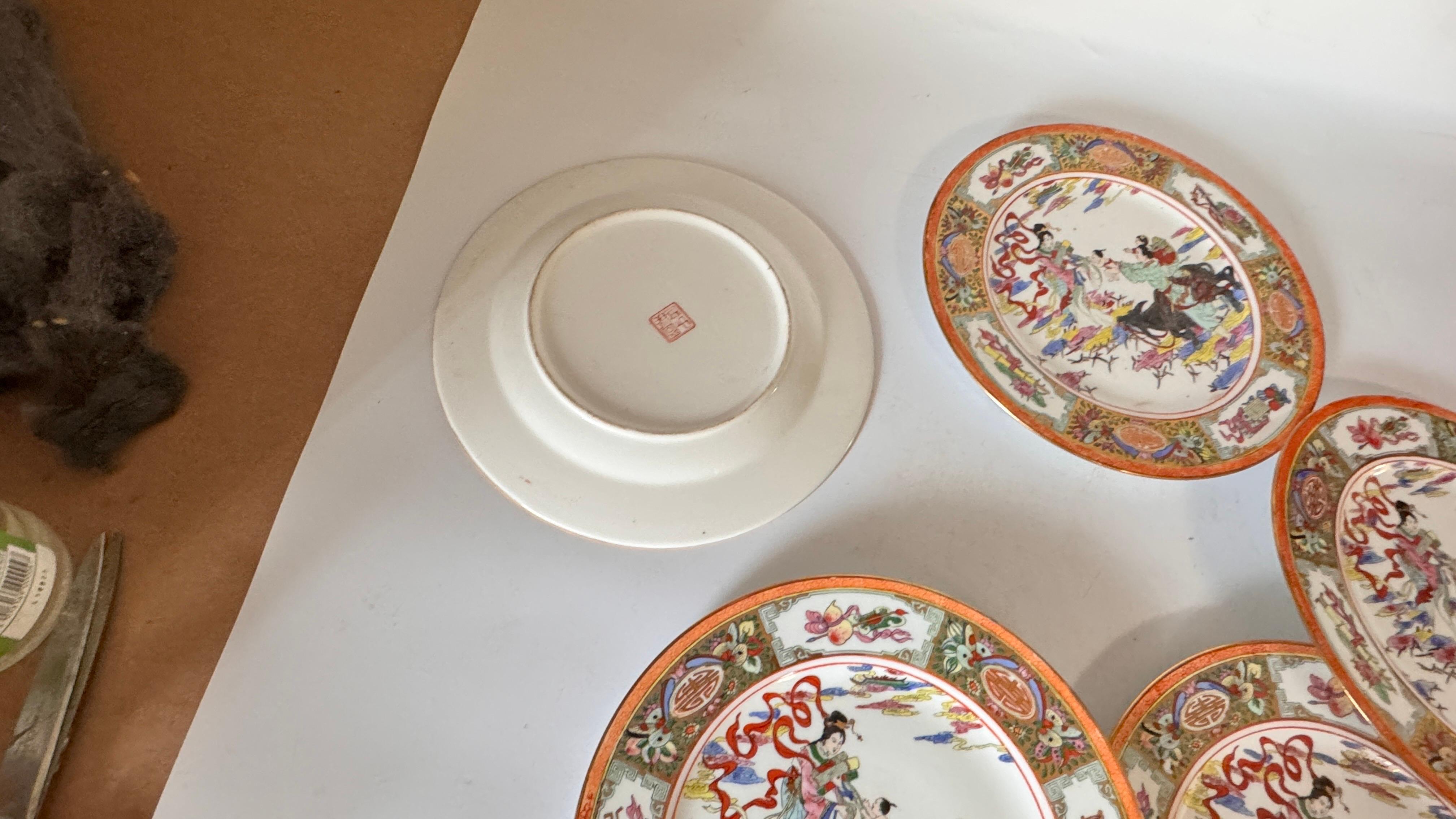 Hollywood Regency Assiettes chinoises peintes à la main avec des couleurs différentes lot de 5 Chine 1960 en vente