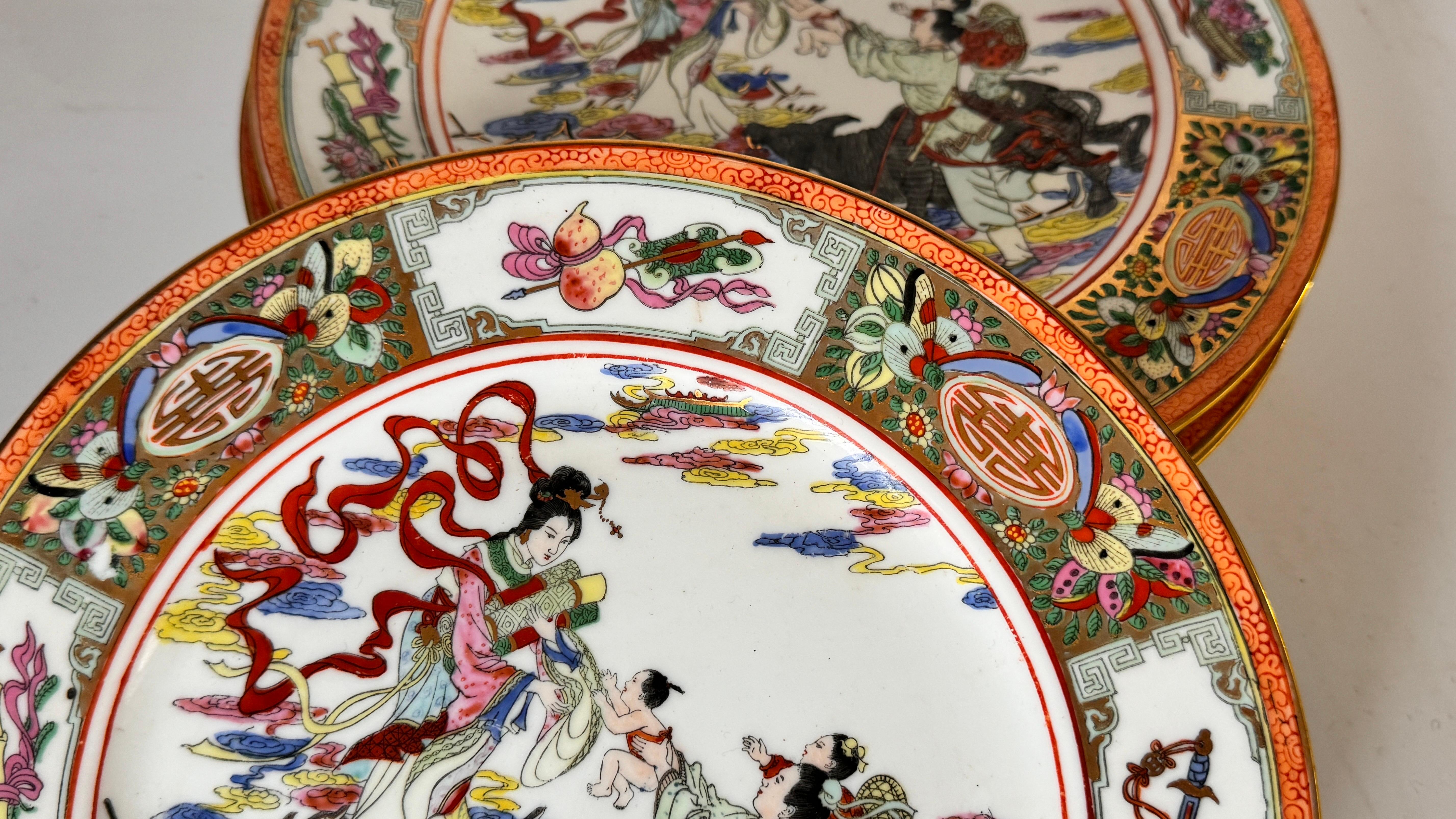 Peint à la main Assiettes chinoises peintes à la main avec des couleurs différentes lot de 5 Chine 1960 en vente