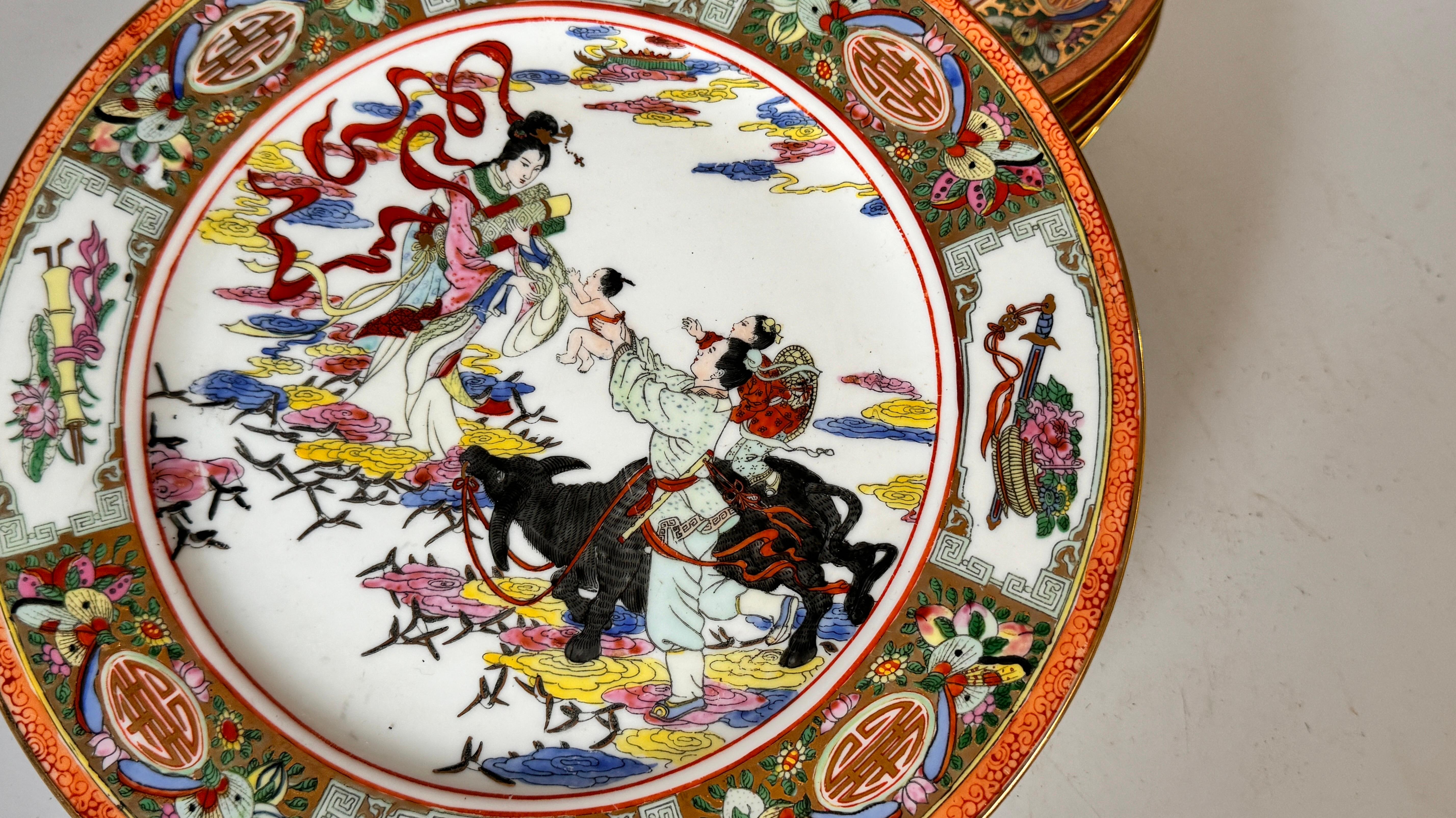 Assiettes chinoises peintes à la main avec des couleurs différentes lot de 5 Chine 1960 Bon état - En vente à Auribeau sur Siagne, FR