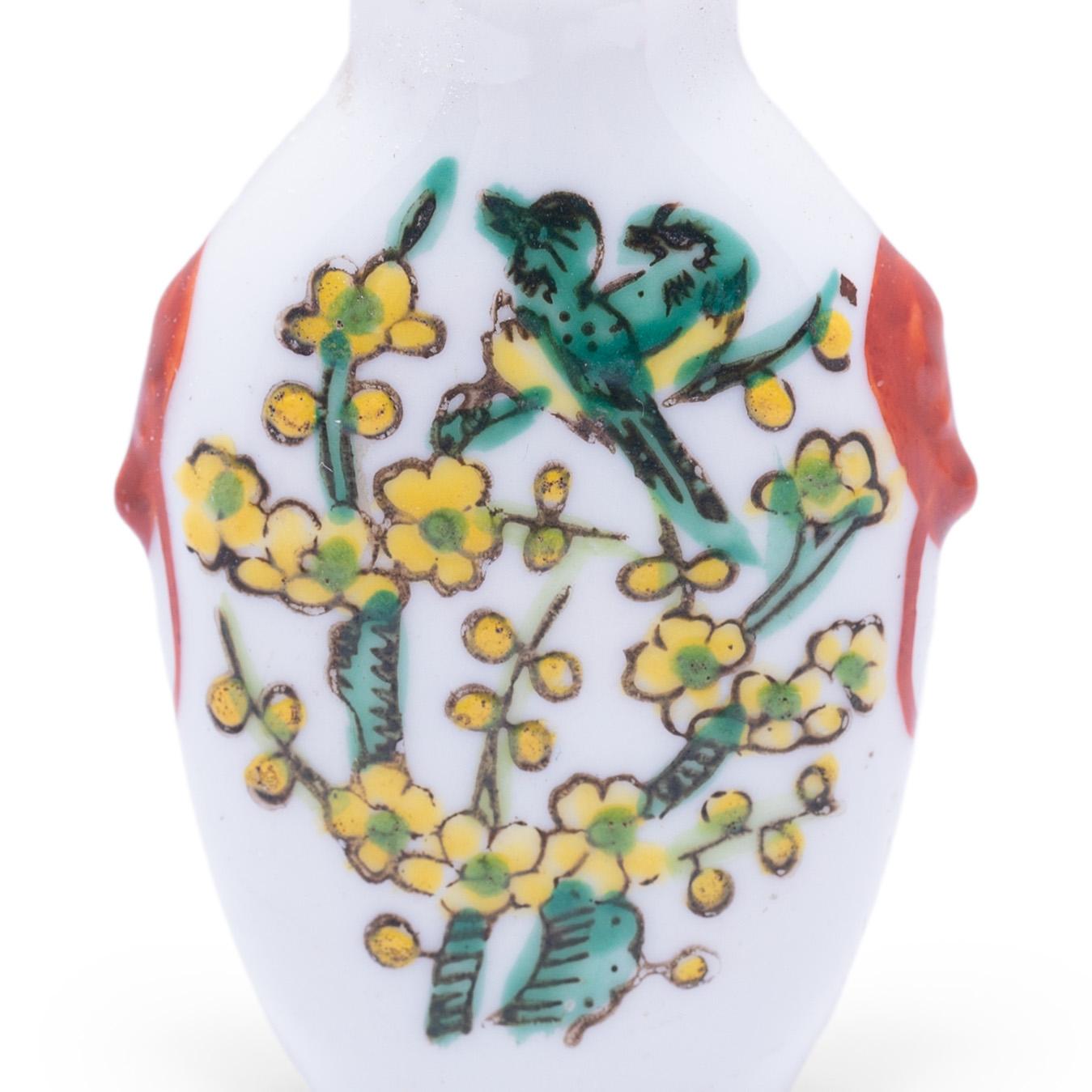 Chinesische Pflaumenblumen-Schnupftabakflasche, um 1900 (Glasiert) im Angebot