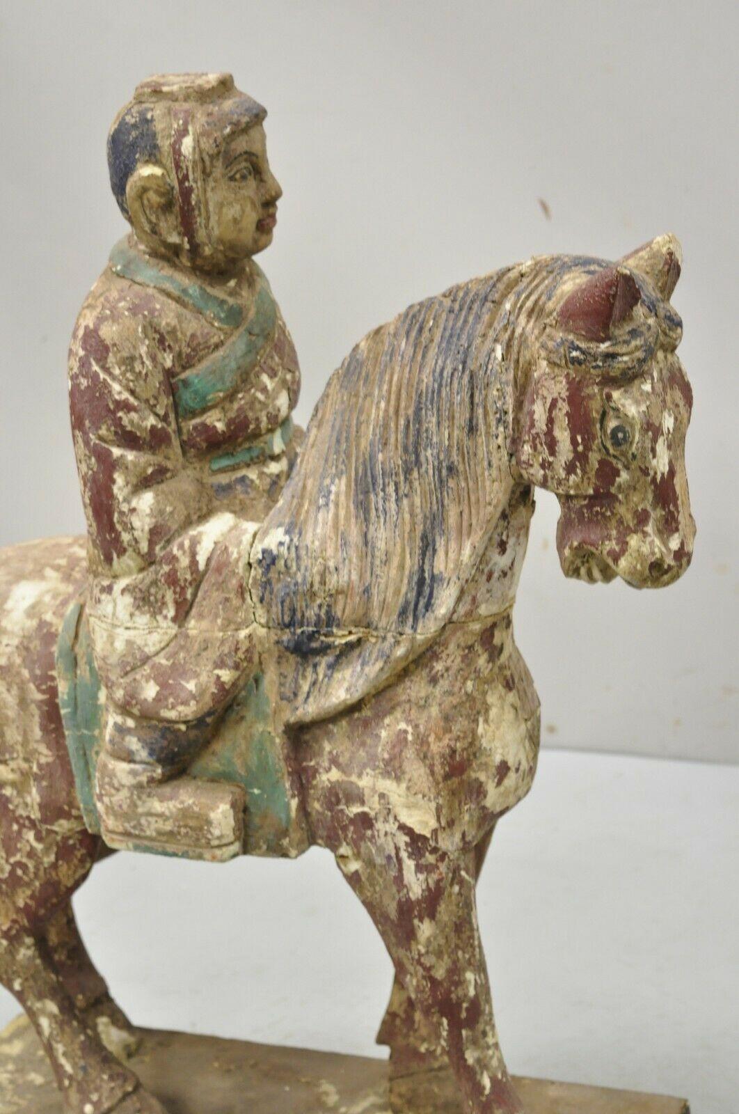 Chinoiseries Sculpture chinoise polychrome en bois sculpté représentant un cheval Tang et un cavalier en vente