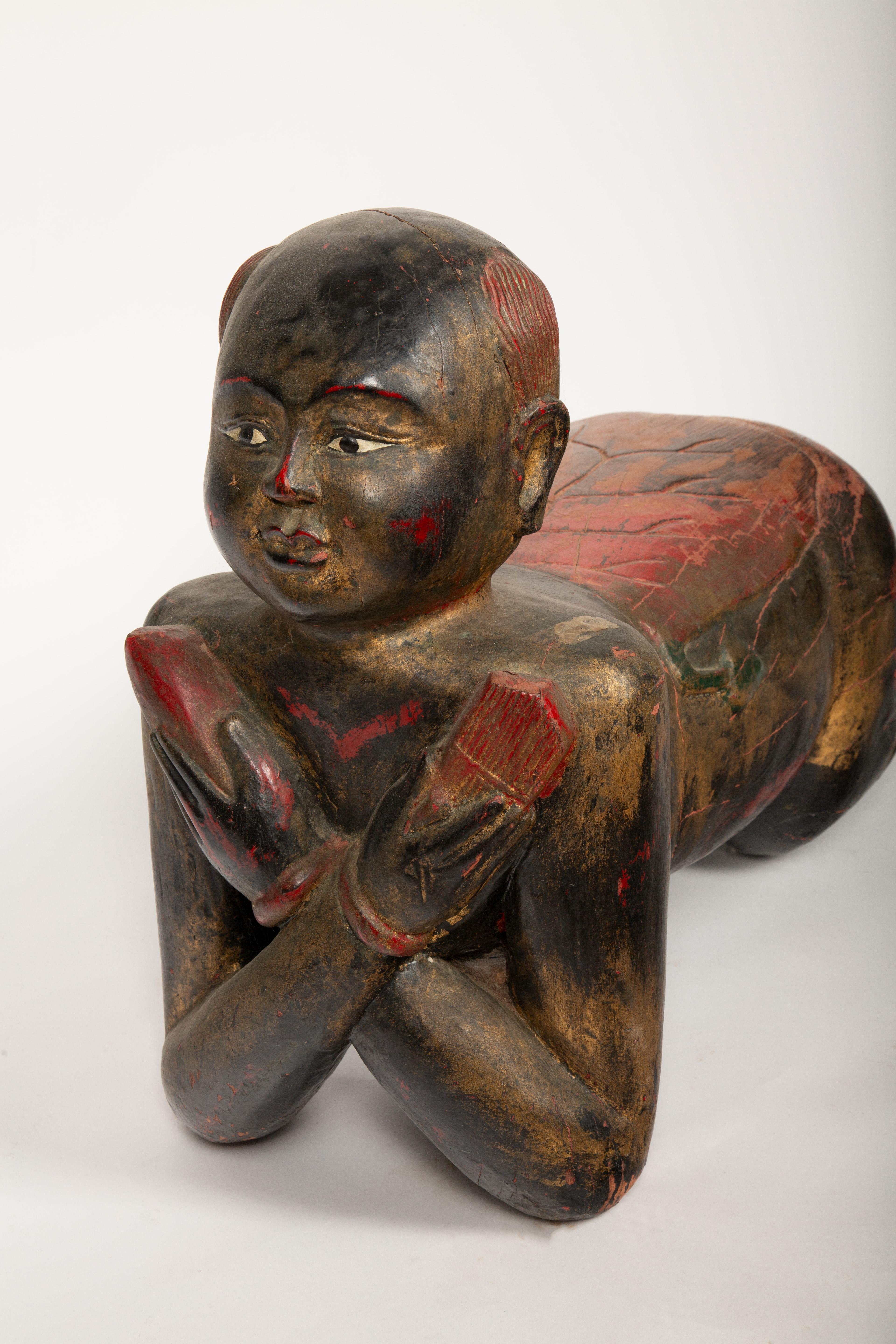 Chinesische polychrome Kopfstütze in Form eines Mannes geschnitzt (20. Jahrhundert) im Angebot