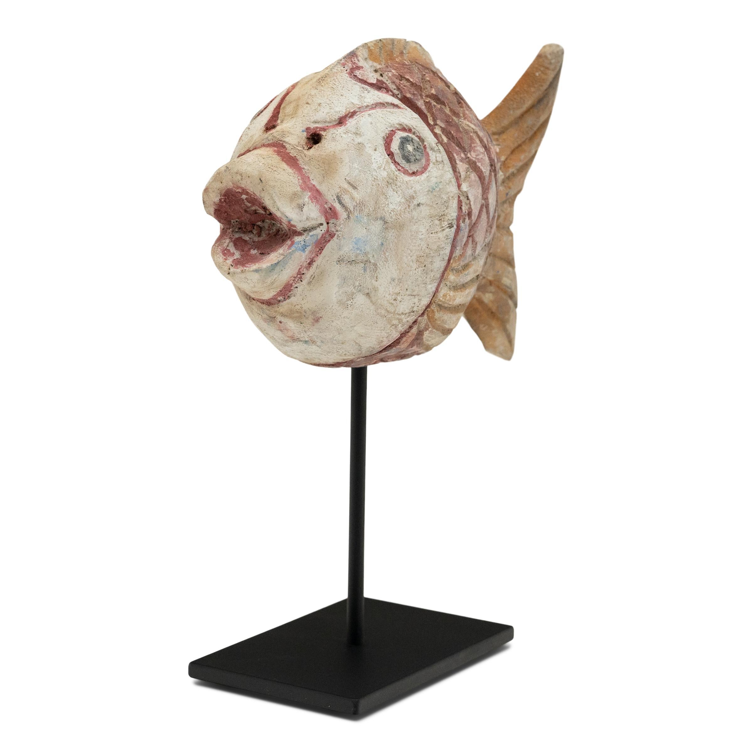 Sculptée à la main dans du bois de récupération, cette sculpture rustique de KOI recrée les motifs de l'art populaire chinois du début du XXe siècle. Le poisson est sculpté avec un corps trapu et arrondi et fini avec des pigments colorés en blanc,