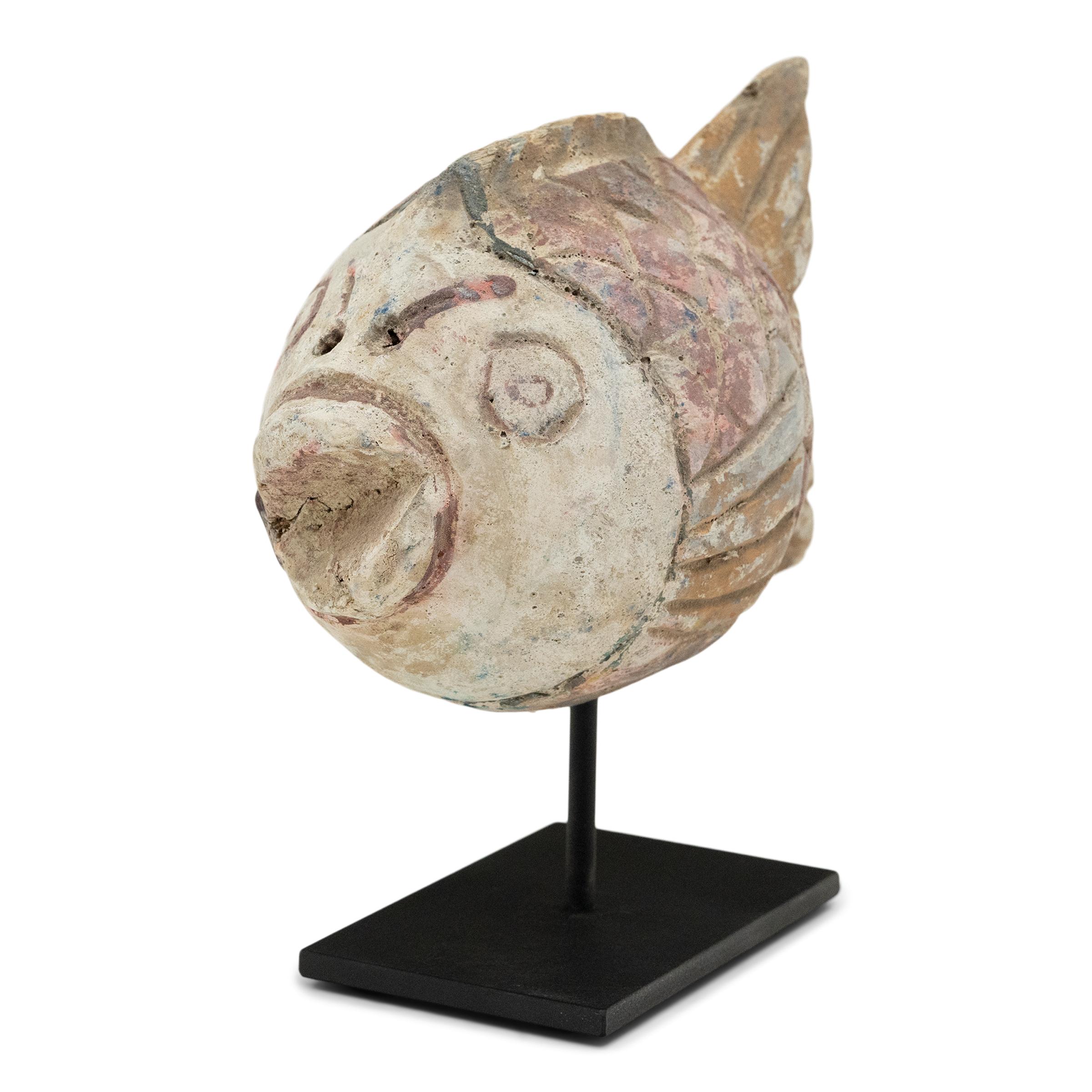 Realizzata a mano con legno recuperato, questa scultura koi artigianale è un simbolo tradizionale di armonia e fortuna. Per i buddisti, questo pesce rappresenta la libertà da ogni vincolo. Il pesce è scolpito con un corpo tozzo e arrotondato e