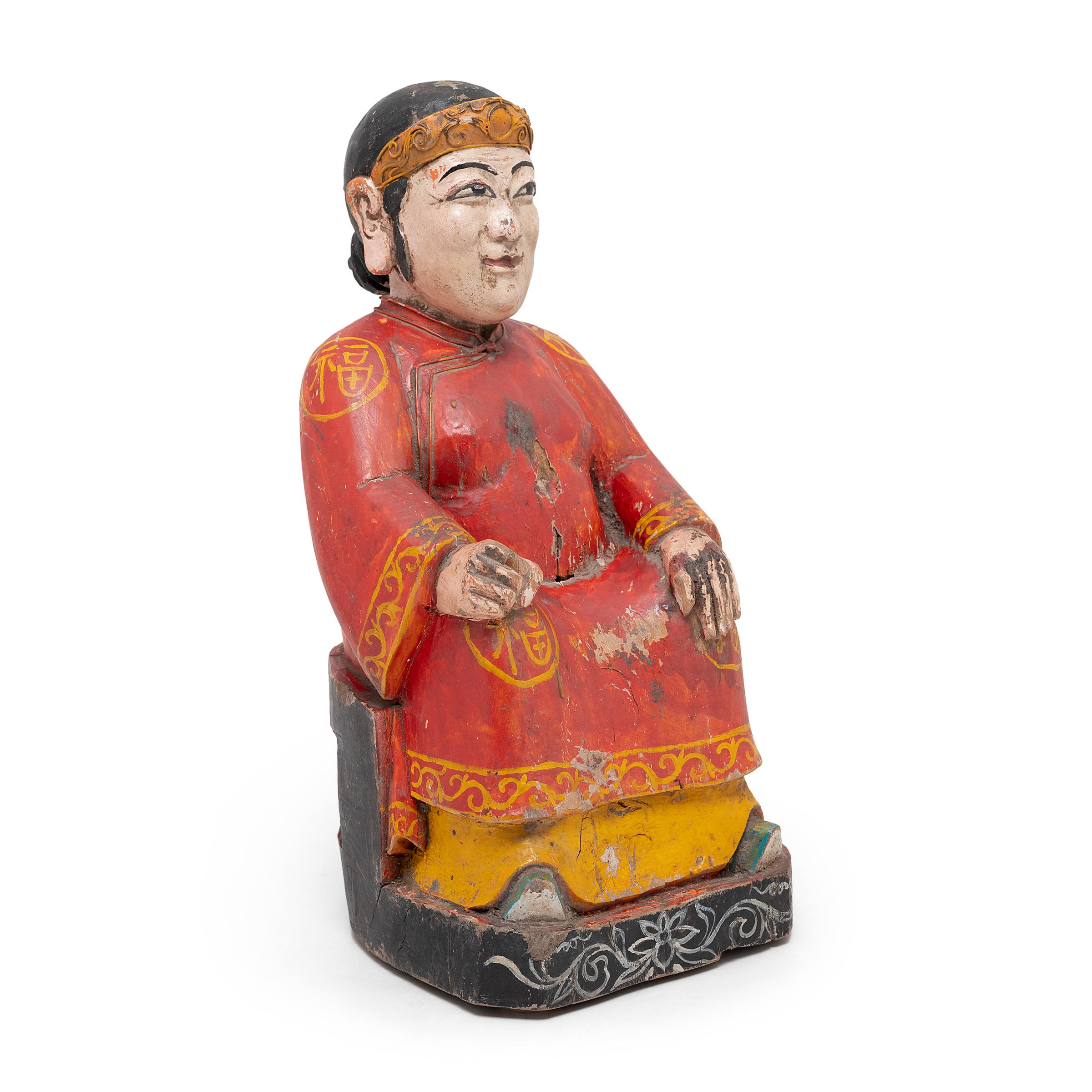 Die Ahnenverehrung vor dem Hausaltar war ein fester Bestandteil des traditionellen chinesischen Hauslebens und wurde oft mit gemalten Ahnenporträts oder Ahnenfiguren auf dem Tisch durchgeführt. Diese sitzende Ahnenfigur aus dem späten 19.