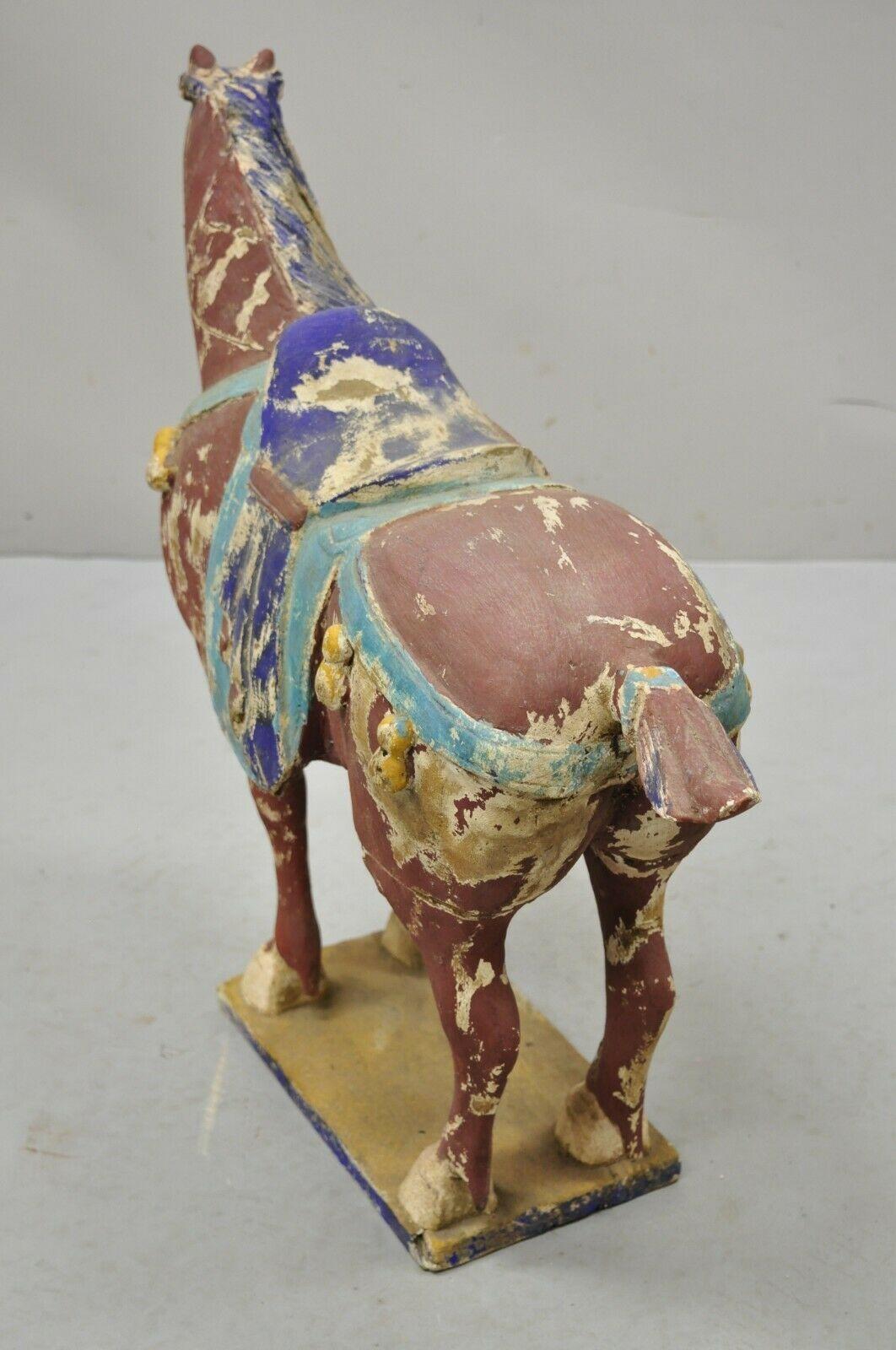 Statue chinoise de cheval Tang en bois sculpté polychrome rouge et bleu en vente 3