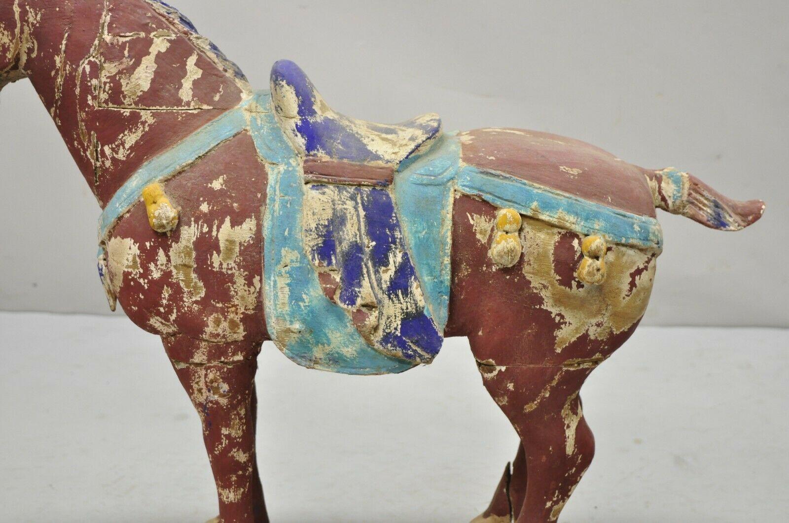 Statue chinoise de cheval Tang en bois sculpté polychrome rouge et bleu en vente 4
