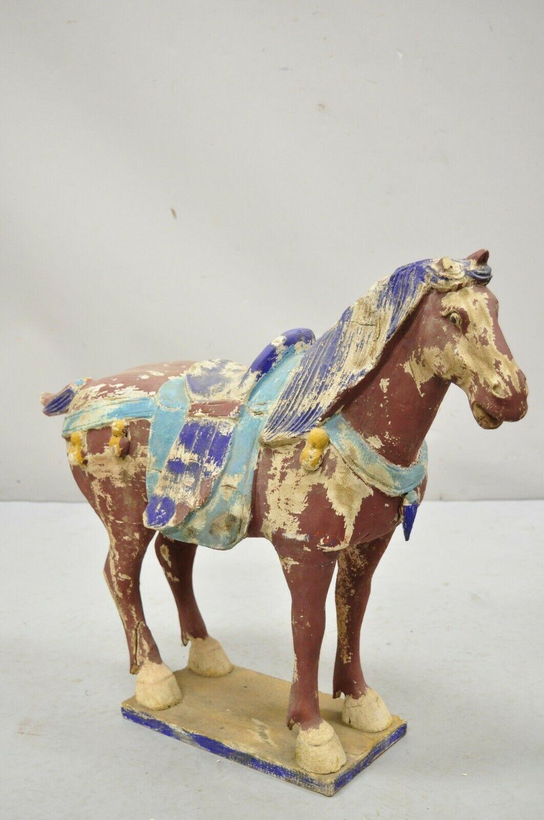 Sculpture chinoise de cheval de Tang en bois sculpté polychrome rouge et bleu de 71 cm statue. L'article présente une perte de peinture souhaitable dans l'ensemble, une construction en bois massif, une finition vieillie, des détails joliment