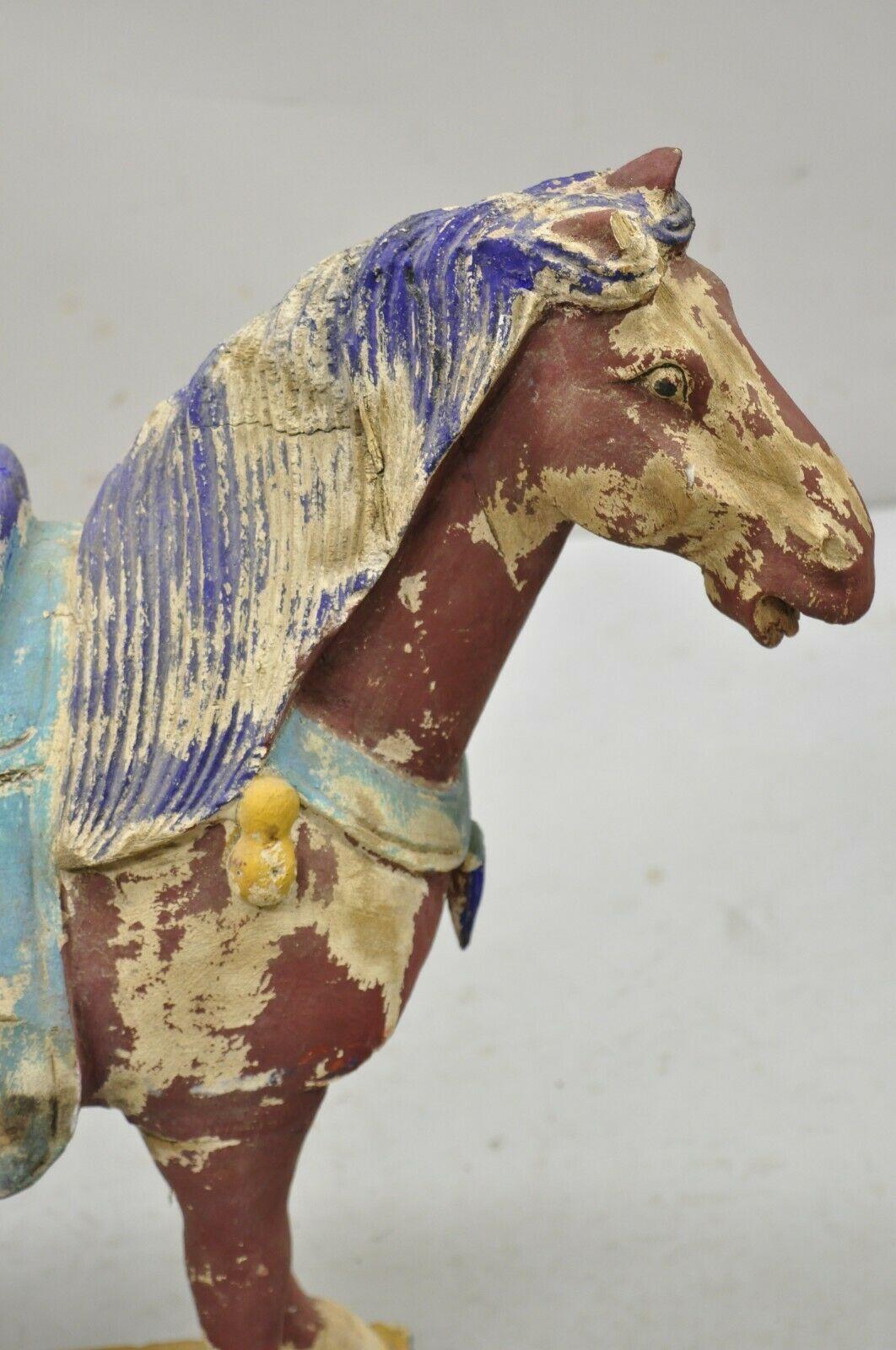 Chinoiseries Statue chinoise de cheval Tang en bois sculpté polychrome rouge et bleu en vente