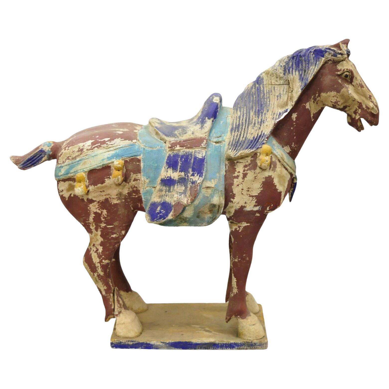 Statue chinoise de cheval Tang en bois sculpté polychrome rouge et bleu en vente