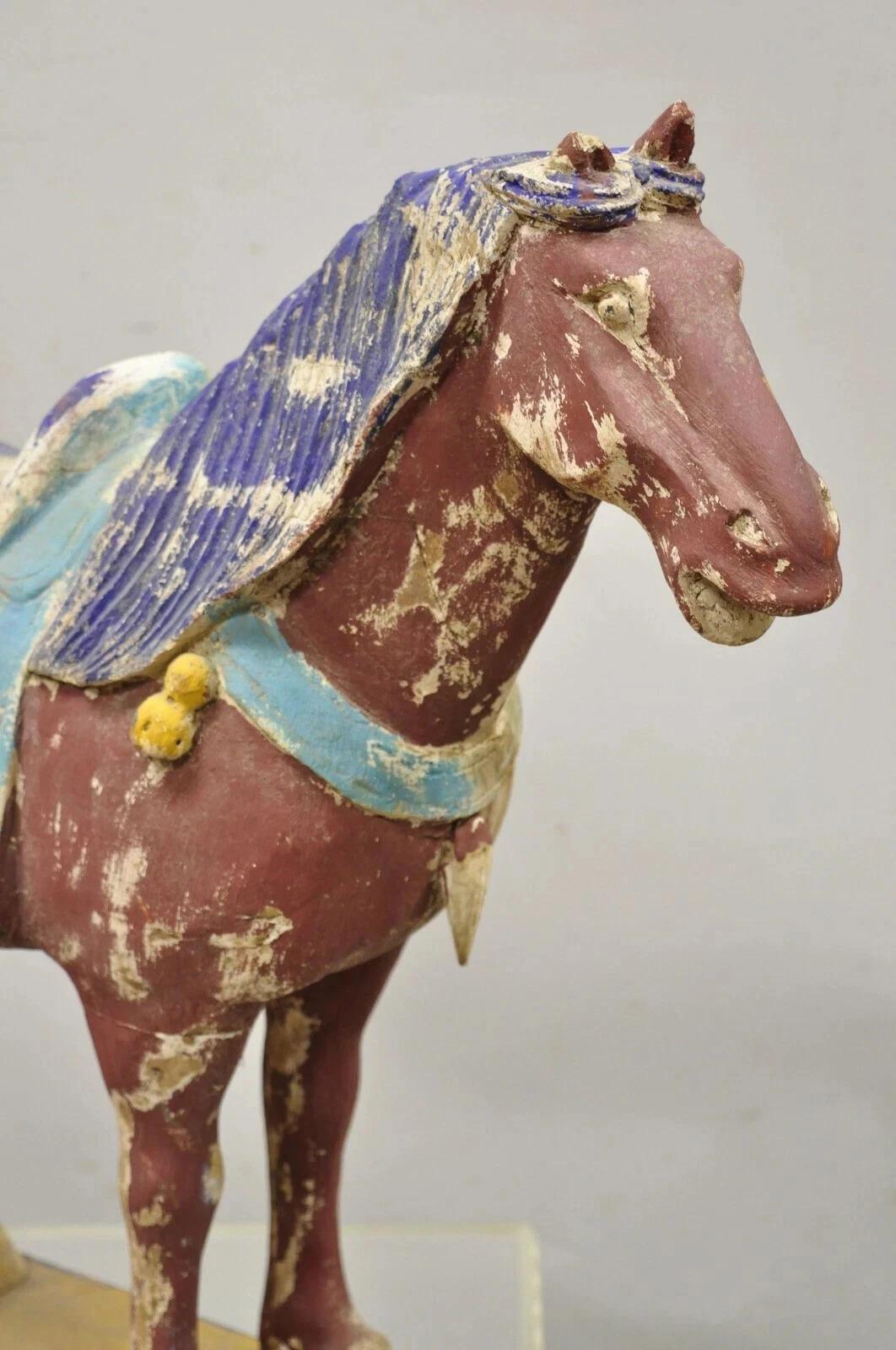 Inconnu Statue de cheval Tang polychrome chinois en bois sculpté de 29 pouces en vente