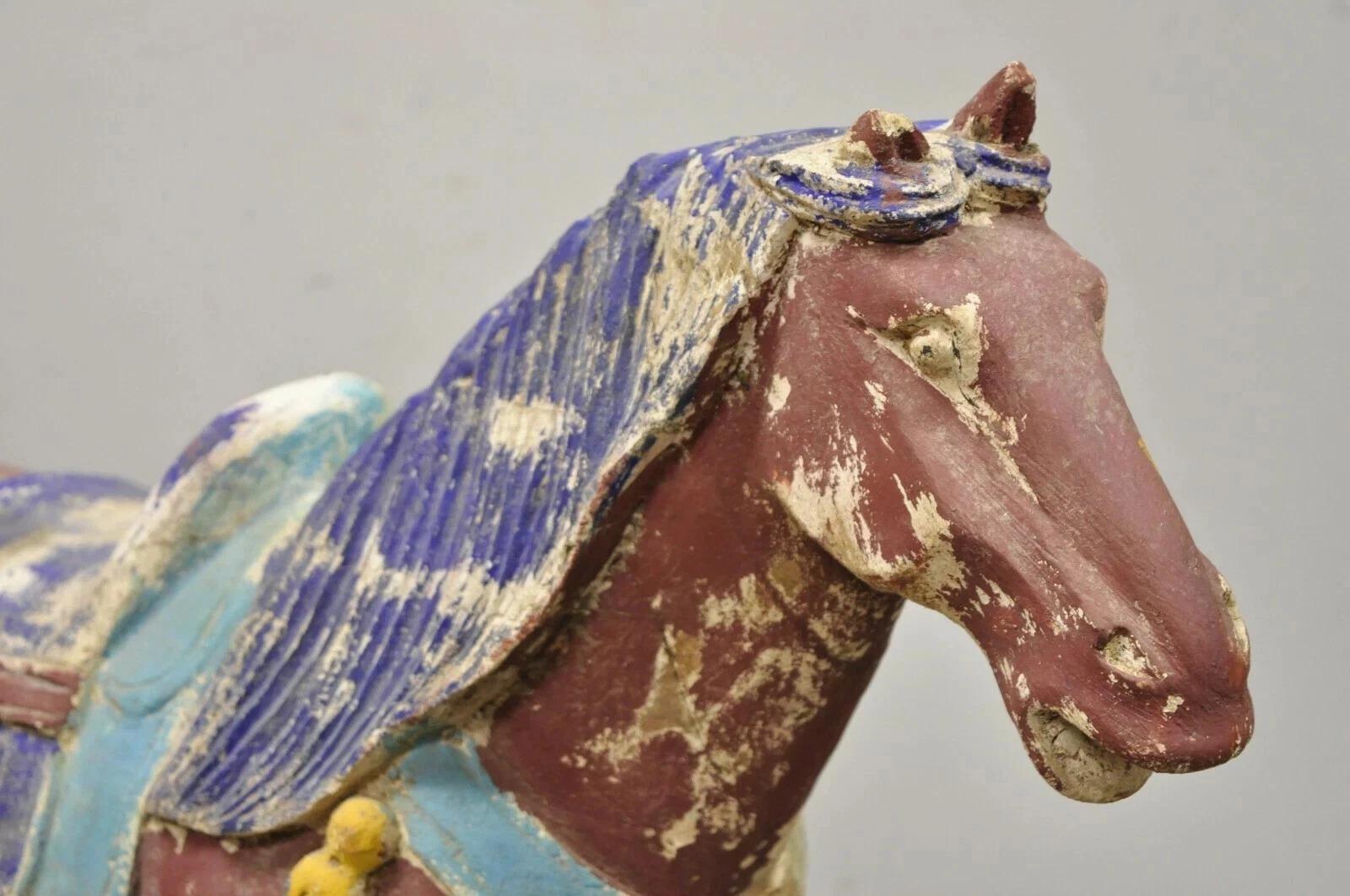 Statue de cheval Tang polychrome chinois en bois sculpté de 29 pouces Bon état - En vente à Philadelphia, PA