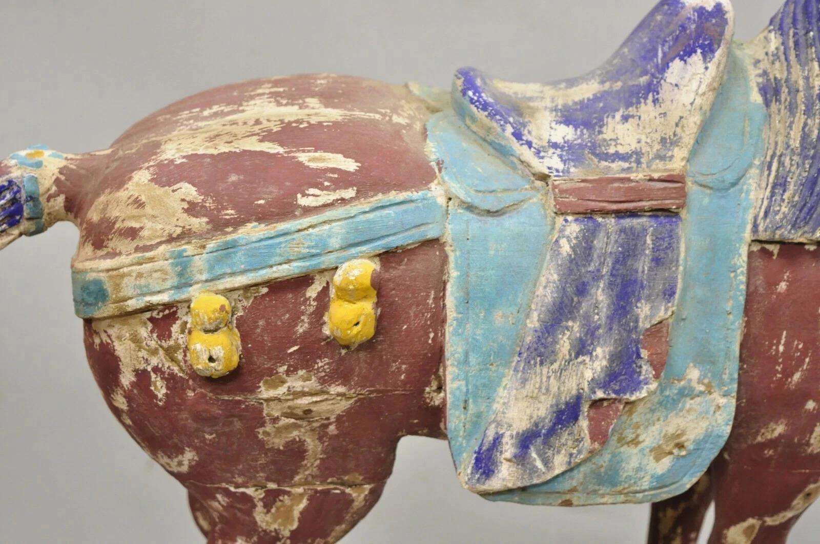 20ième siècle Statue de cheval Tang polychrome chinois en bois sculpté de 29 pouces en vente