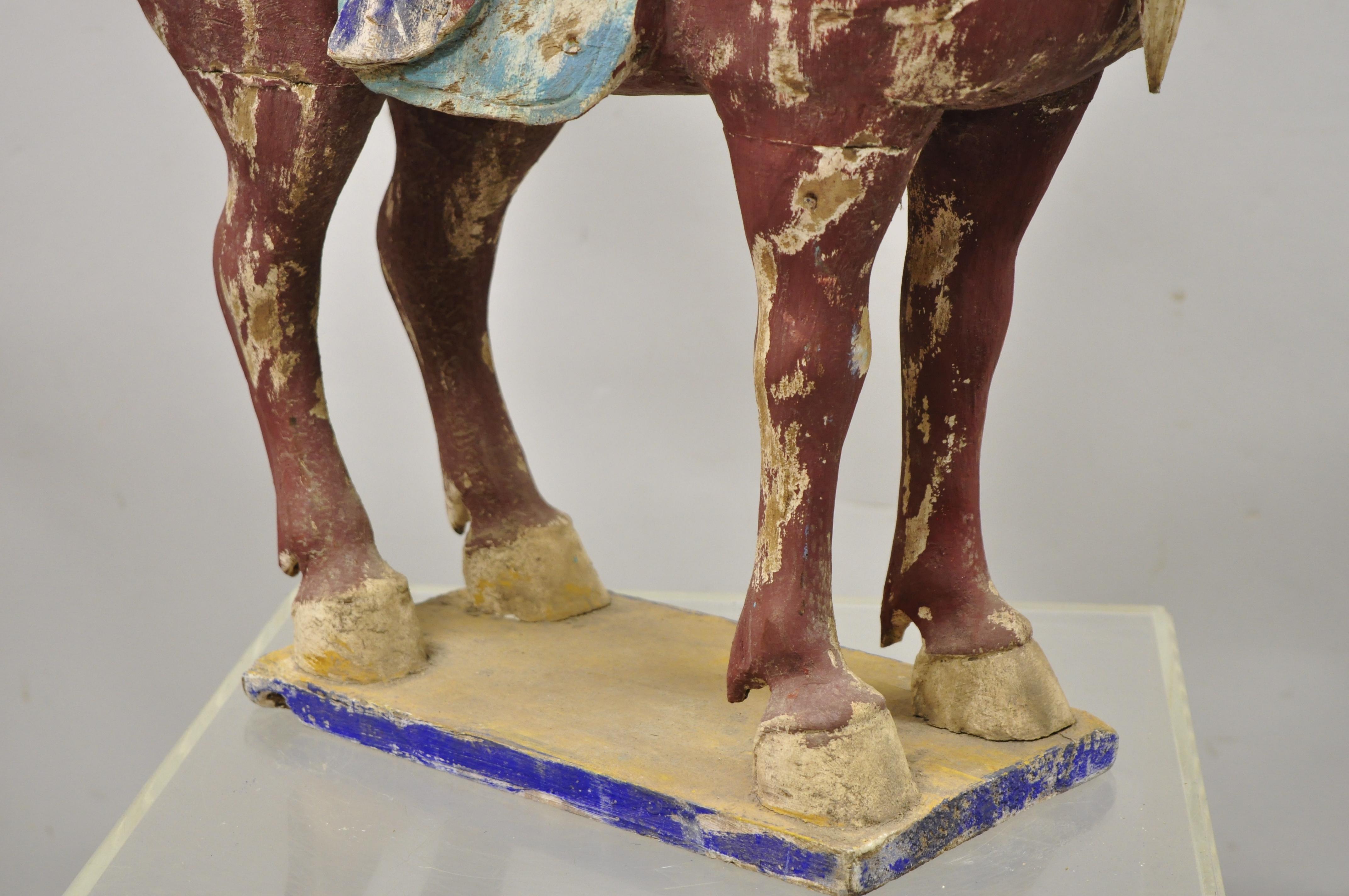 Bois Statue chinoise de cheval Tang en bois sculpté polychrome et sculpté, figure rouge en vente