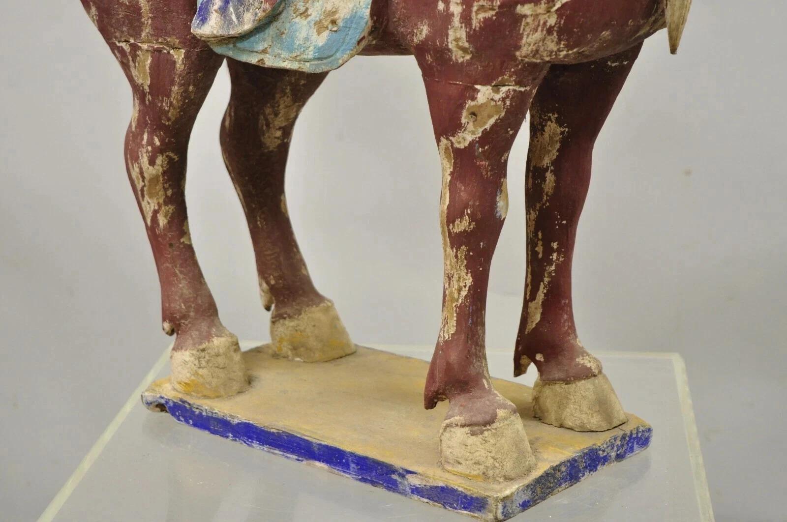 Bois Statue de cheval Tang polychrome chinois en bois sculpté de 29 pouces en vente