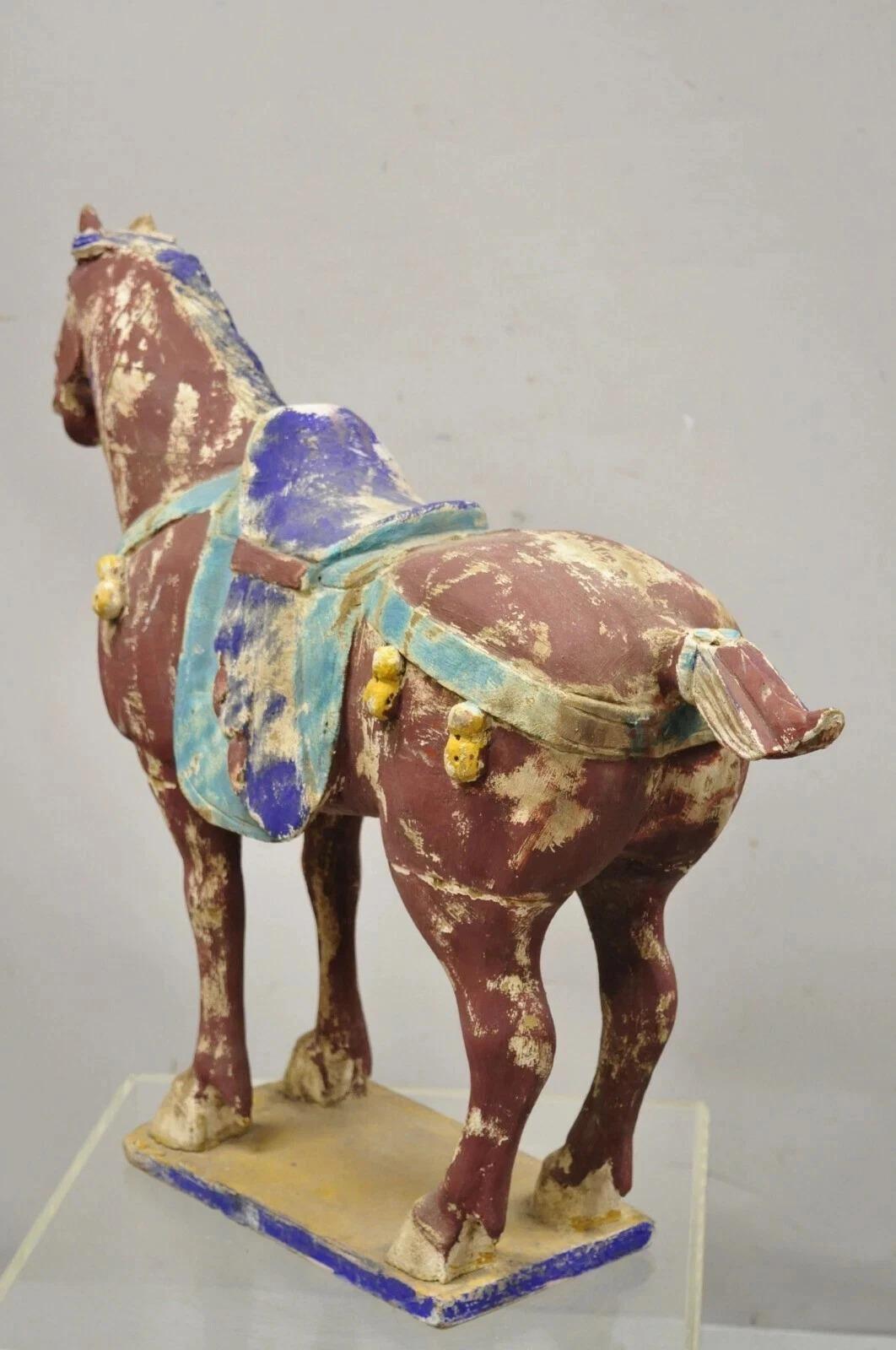 Statue de cheval Tang polychrome chinois en bois sculpté de 29 pouces en vente 1