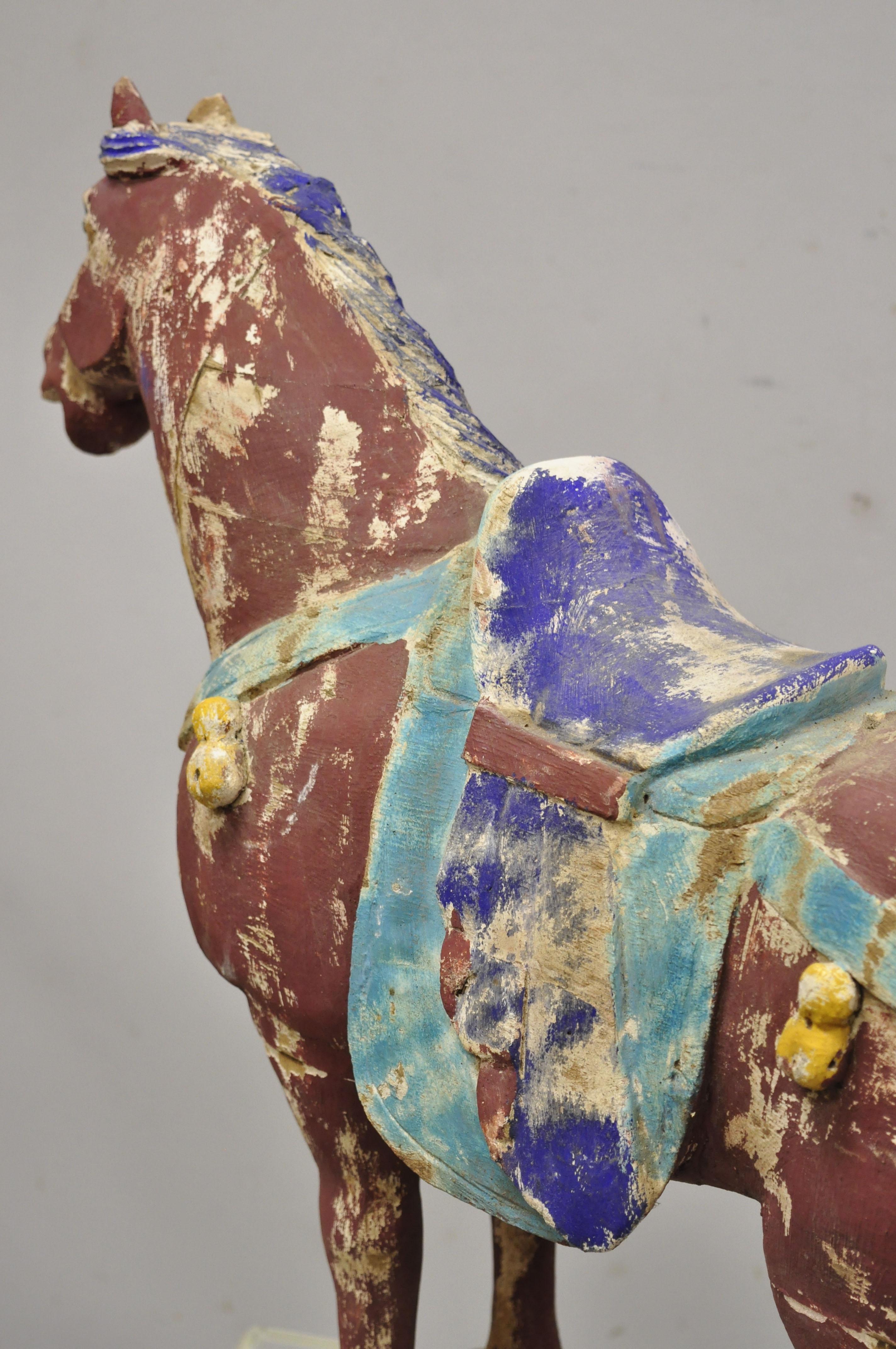 Statue chinoise de cheval Tang en bois sculpté polychrome et sculpté, figure rouge en vente 2