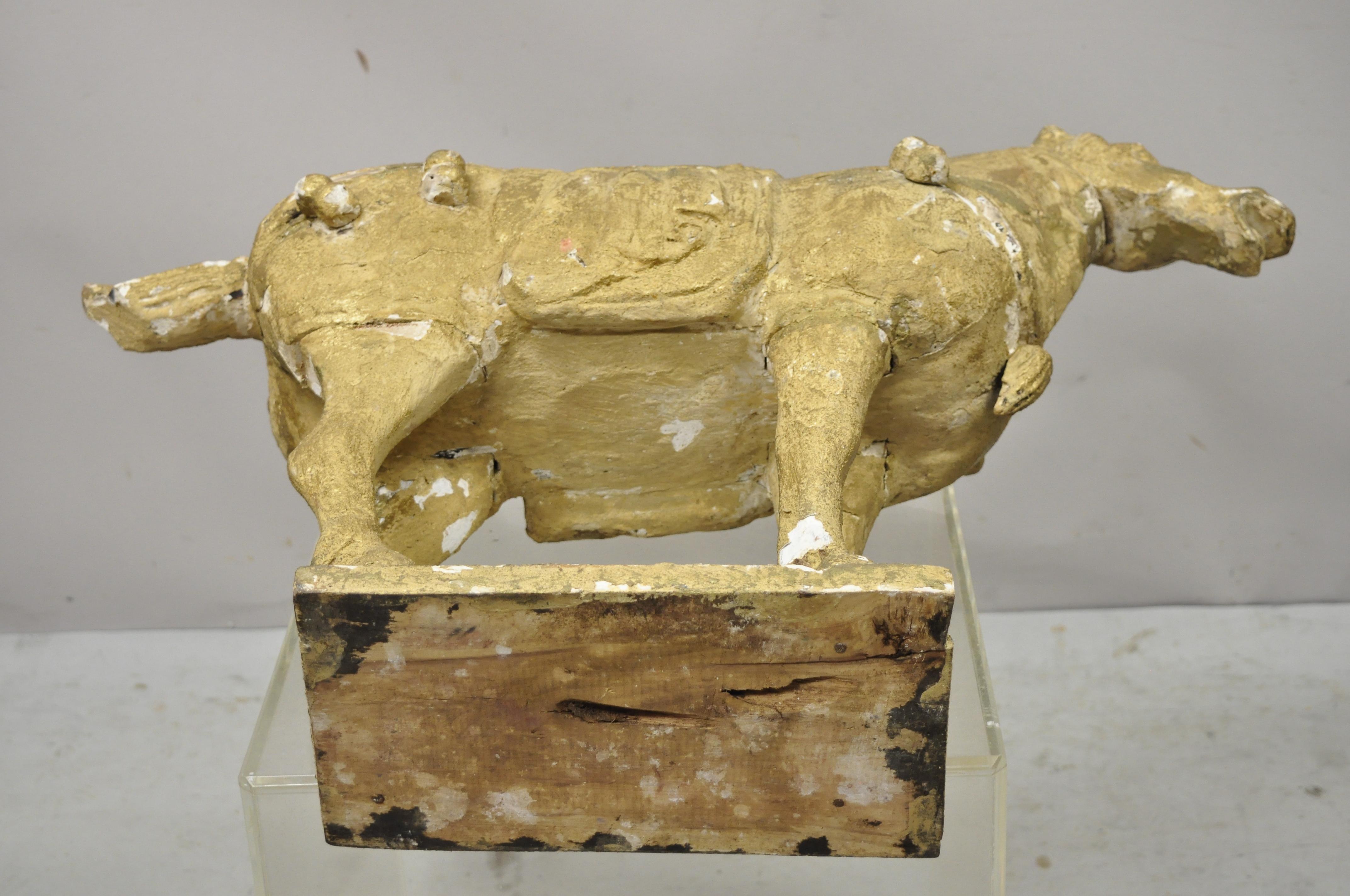 Figure de cheval chinois en bois sculpté polychrome de style Tang avec sculpture en or en vente 3