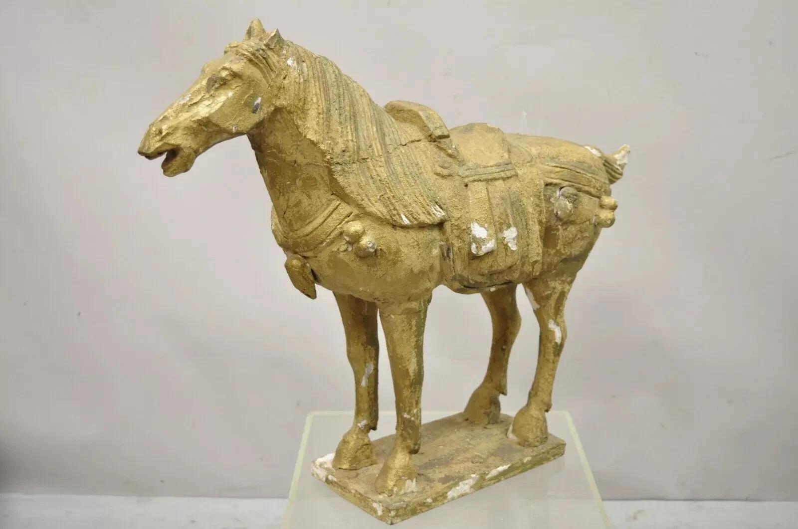 Figure de cheval sculptée en bois sculpté polychrome de style Tang, 31 pouces en vente 5