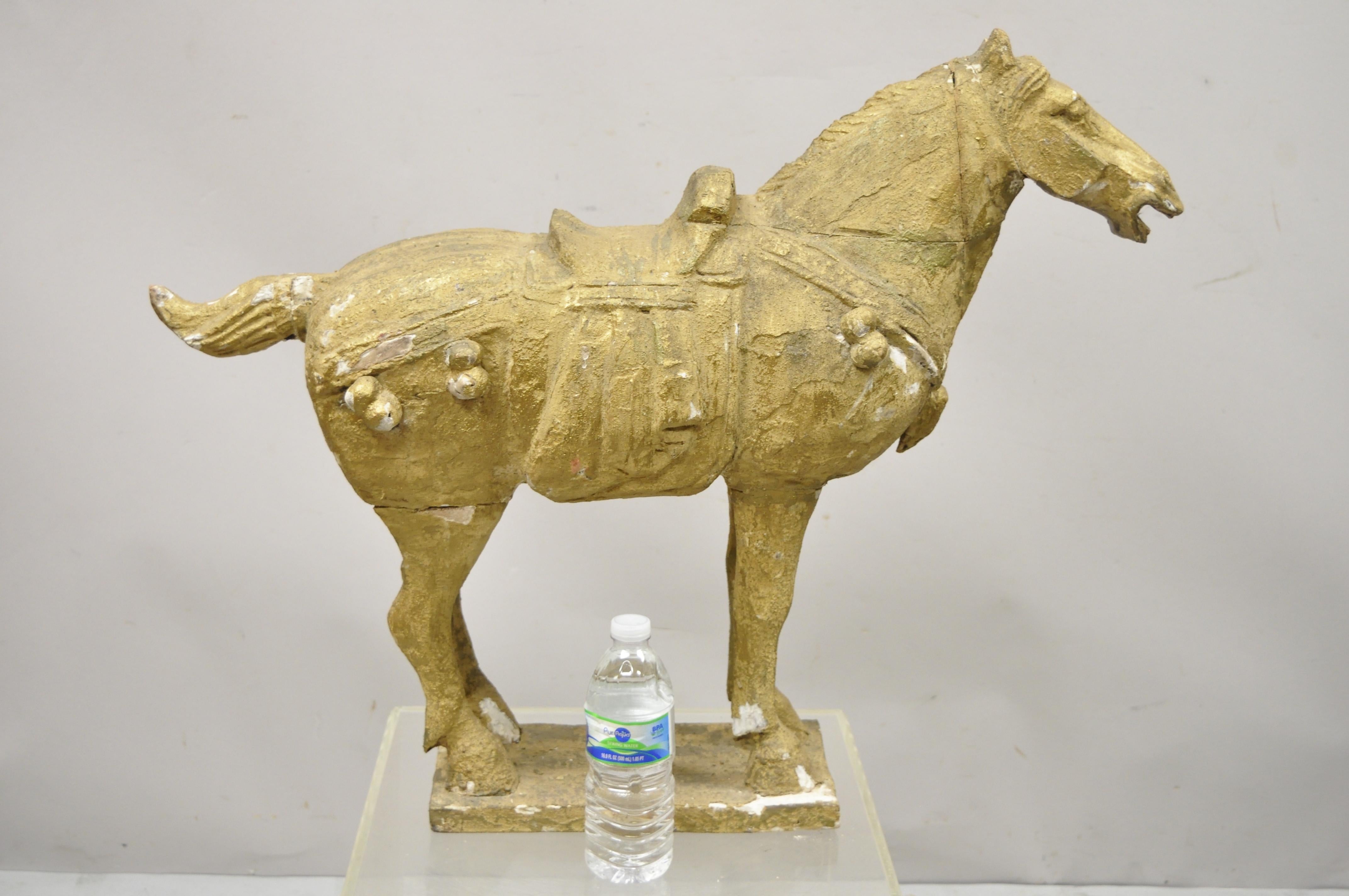 Sculpture chinoise polychrome en bois sculpté style Tang. Figure de cheval de 31