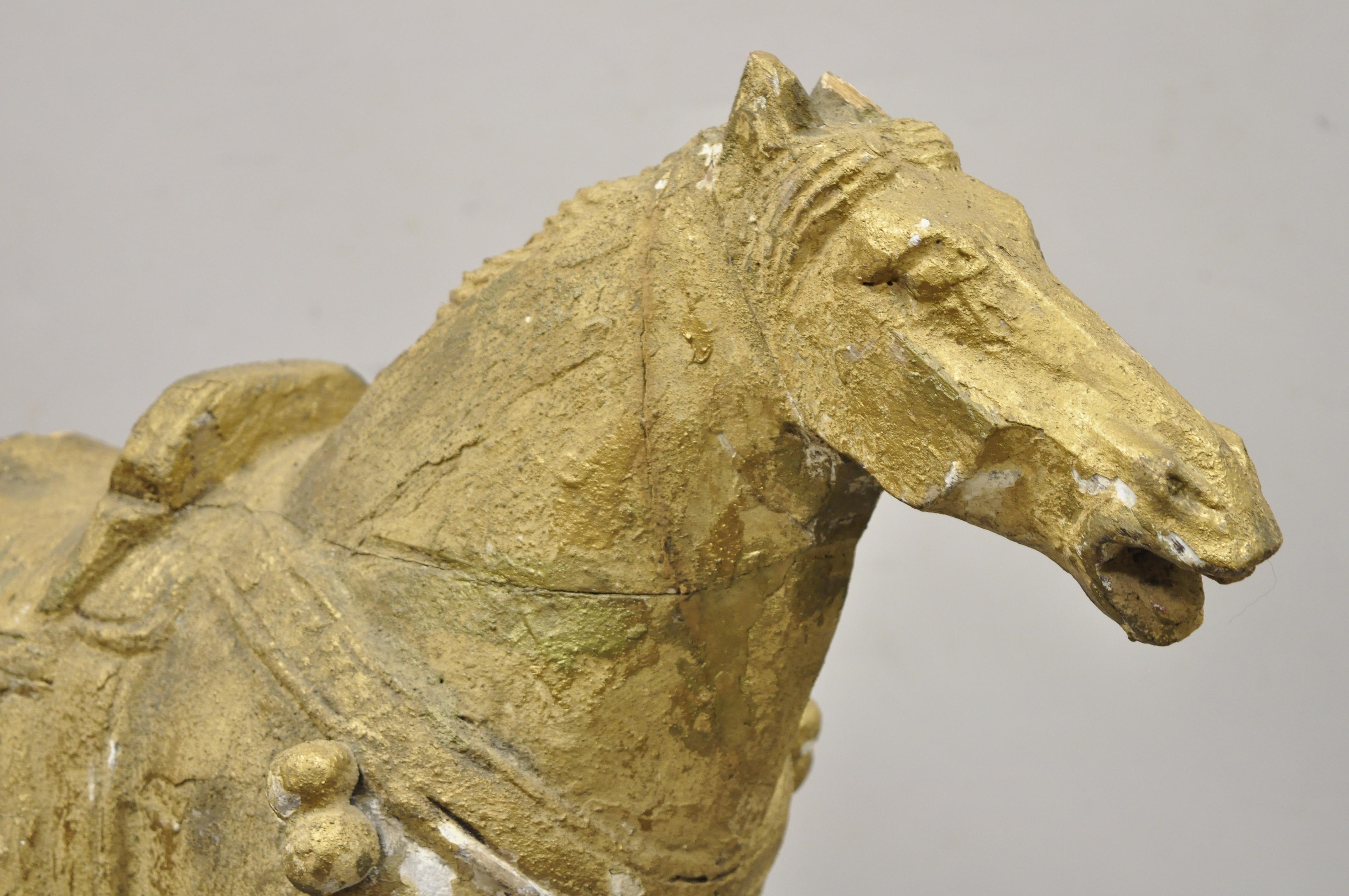 Asiatique Figure de cheval chinois en bois sculpté polychrome de style Tang avec sculpture en or en vente