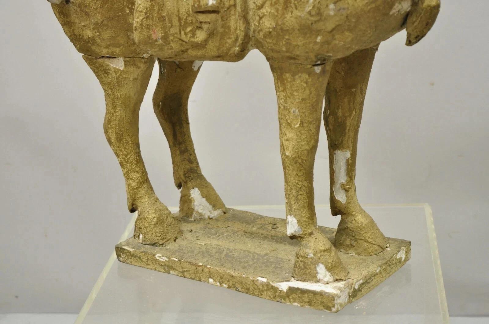 Figure de cheval sculptée en bois sculpté polychrome de style Tang, 31 pouces Bon état - En vente à Philadelphia, PA