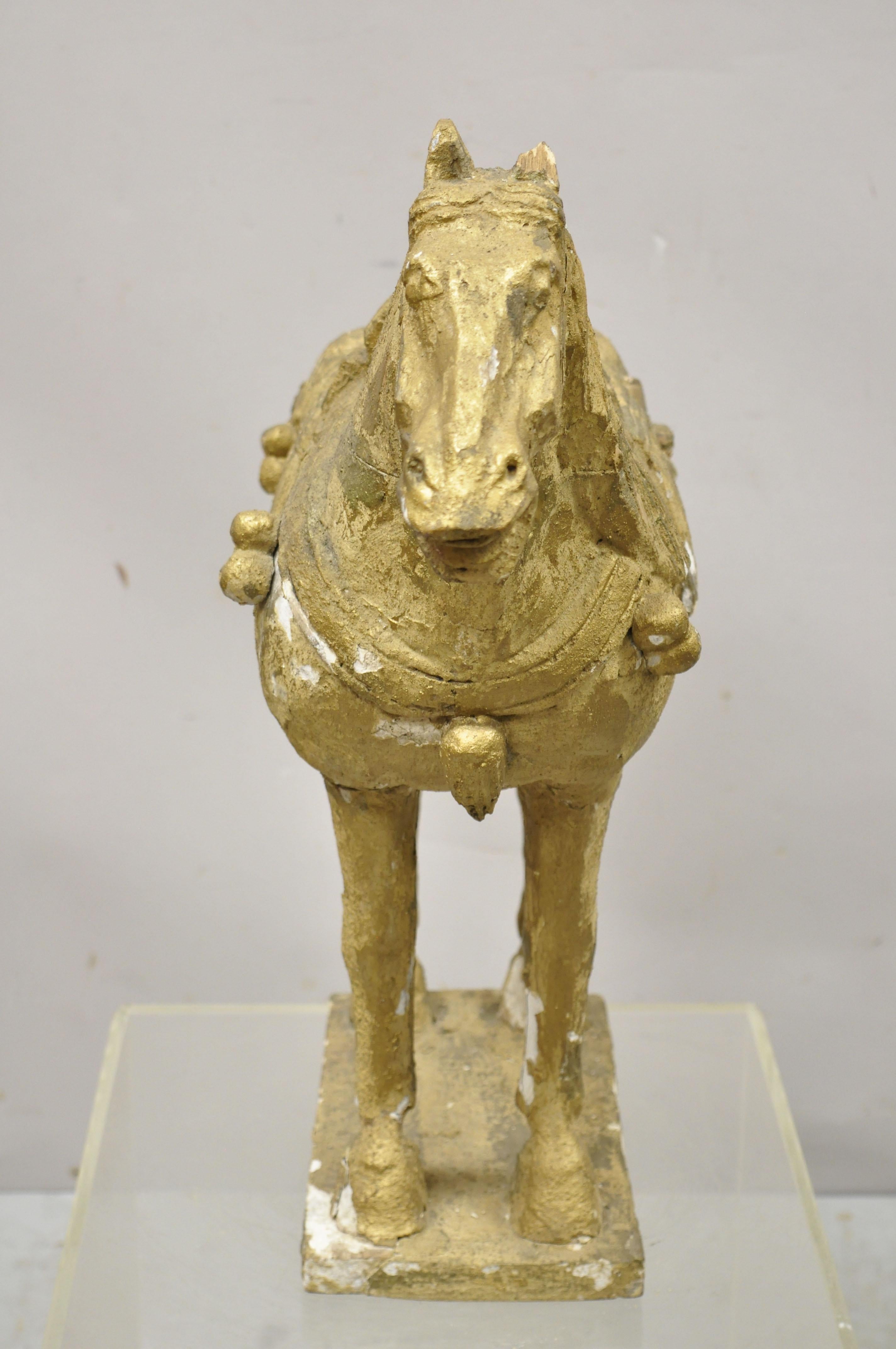 Bois Figure de cheval chinois en bois sculpté polychrome de style Tang avec sculpture en or en vente