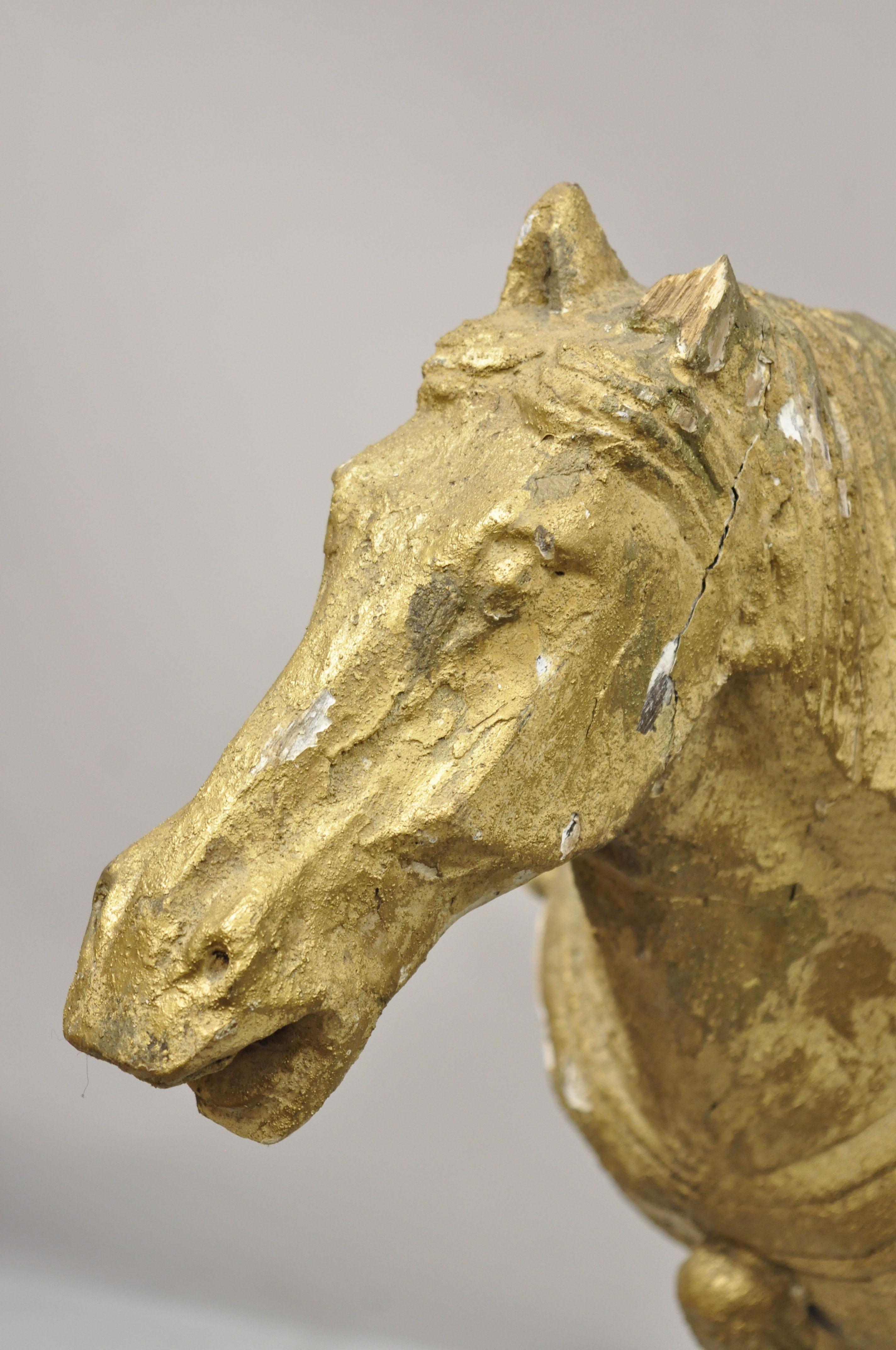 Figure de cheval chinois en bois sculpté polychrome de style Tang avec sculpture en or en vente 1