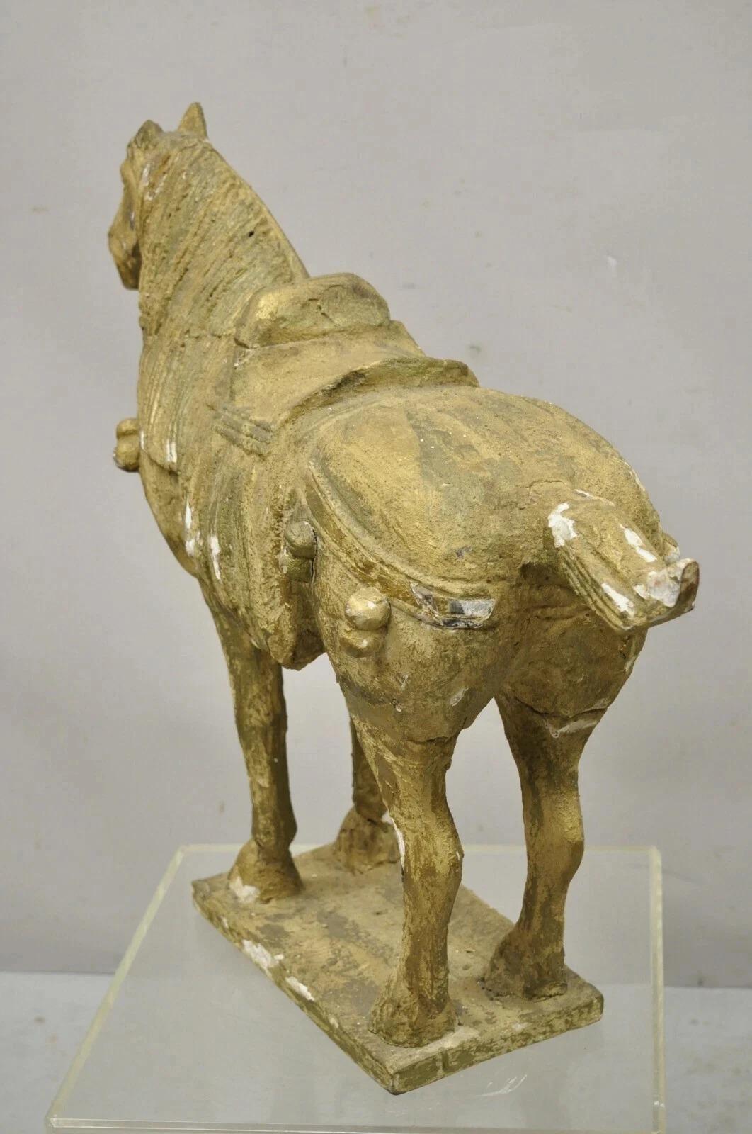 Figure de cheval sculptée en bois sculpté polychrome de style Tang, 31 pouces en vente 2