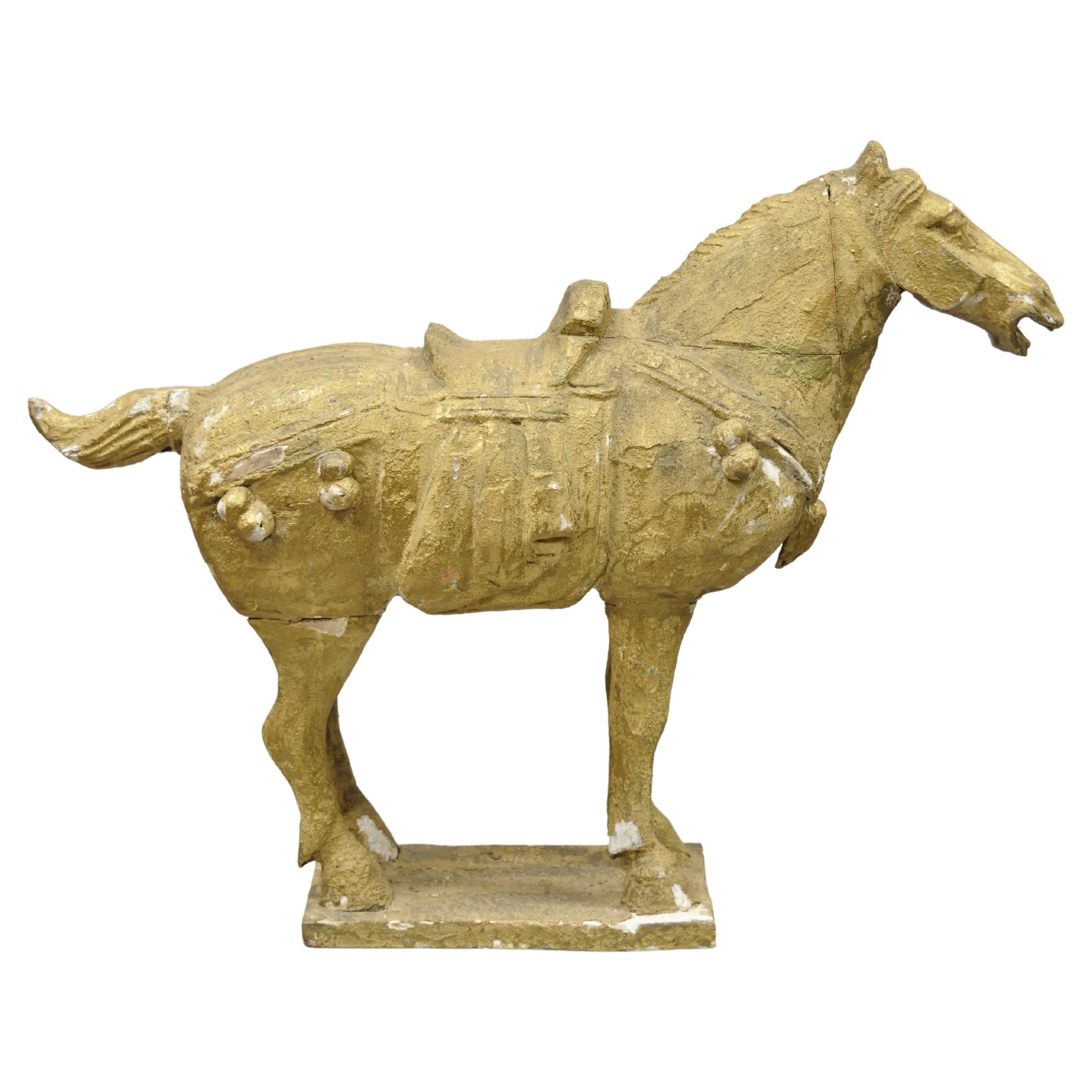 Figure de cheval chinois en bois sculpté polychrome de style Tang avec sculpture en or en vente
