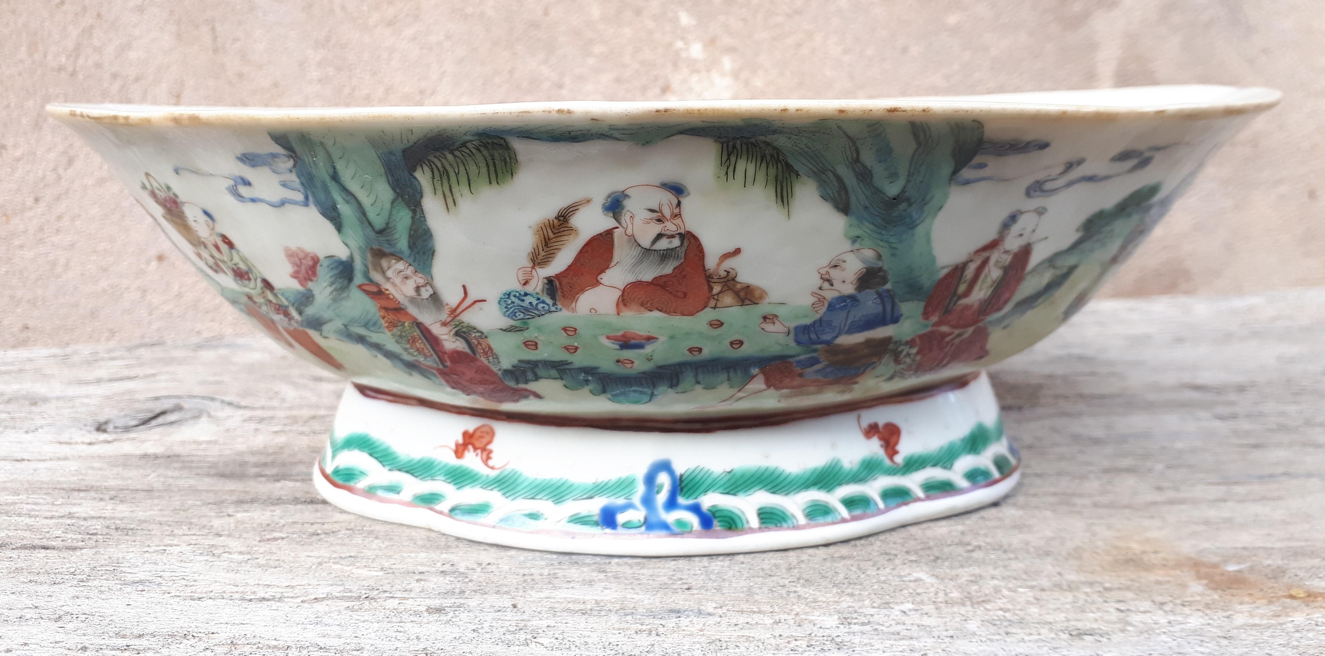 Large polylobed porcelain bowl with polychrome decoration with gold highlights of figures in a garden.
Note that on the photos one might think that there are chips on the border but they are in reality traces of gilding. A tiny hair of 1 centimeter