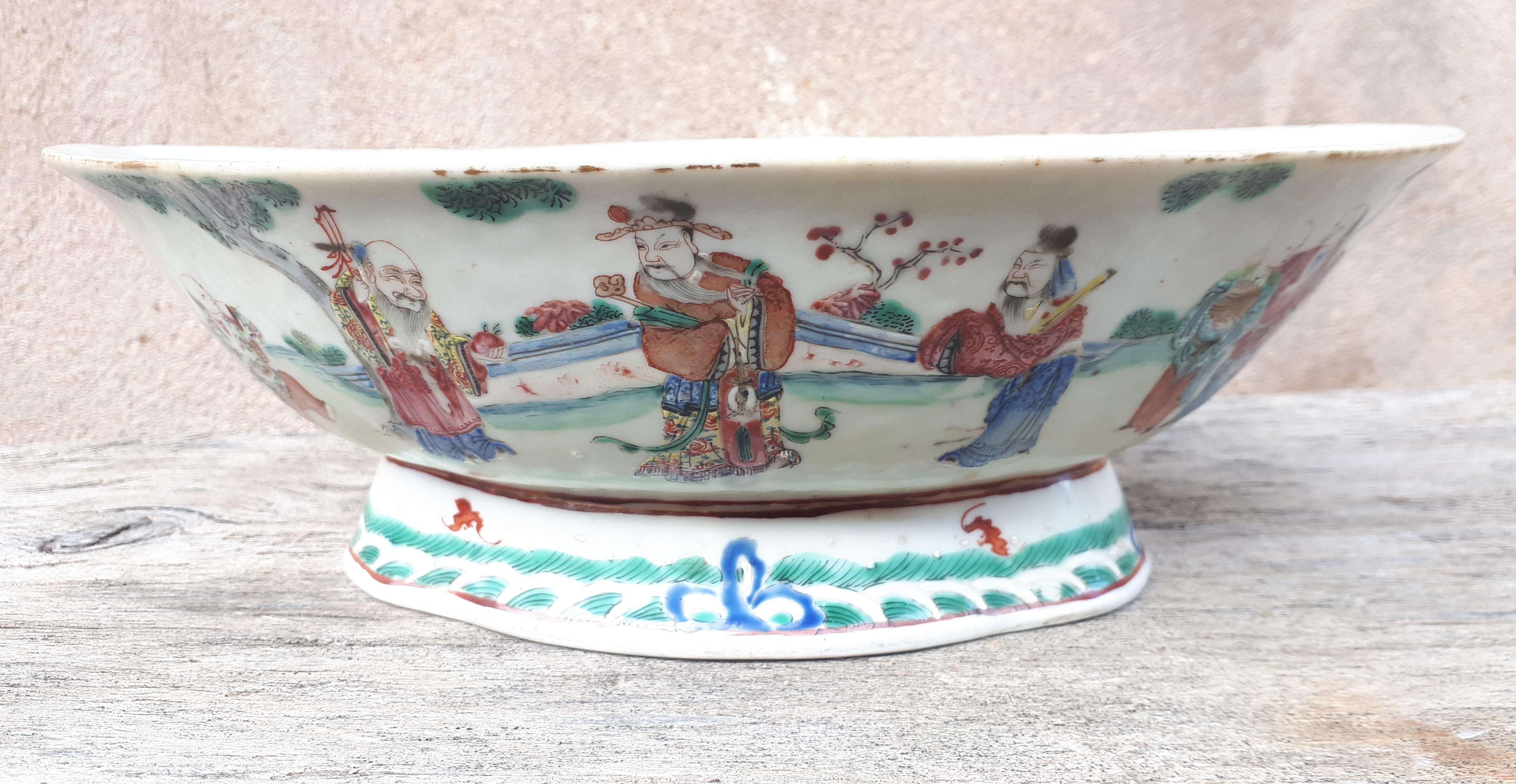 Chinese Polylobed Cup, Tongzhi Period, China Qing Dynasty In Good Condition For Sale In Saverne, Grand Est