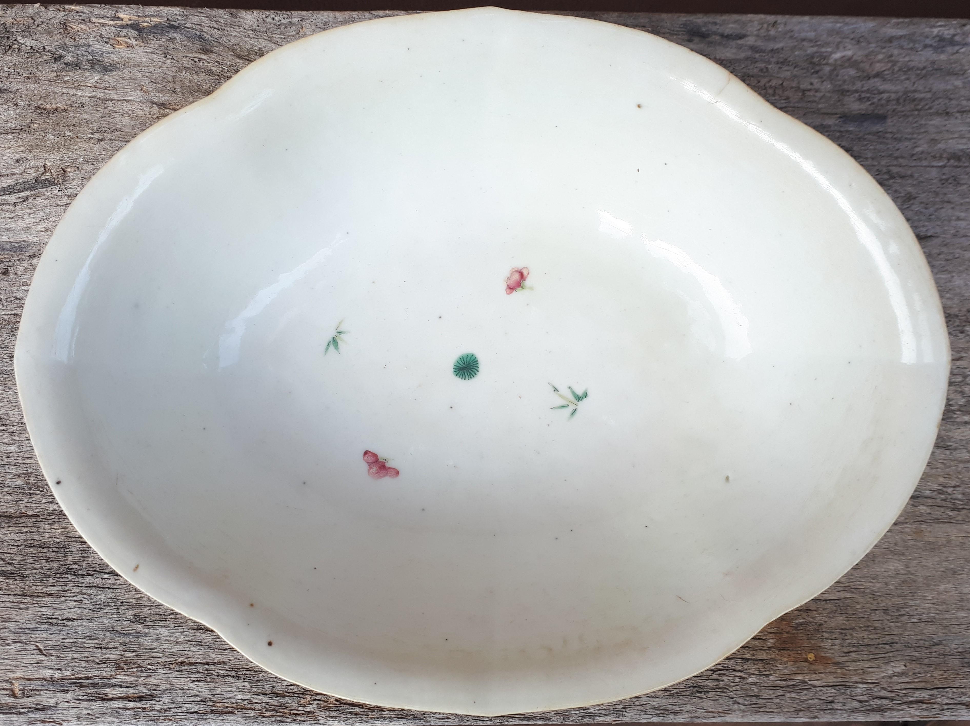 Milieu du XIXe siècle Coupe polylobée chinoise, Période Tongzhi, Chine Dynastie Qing en vente
