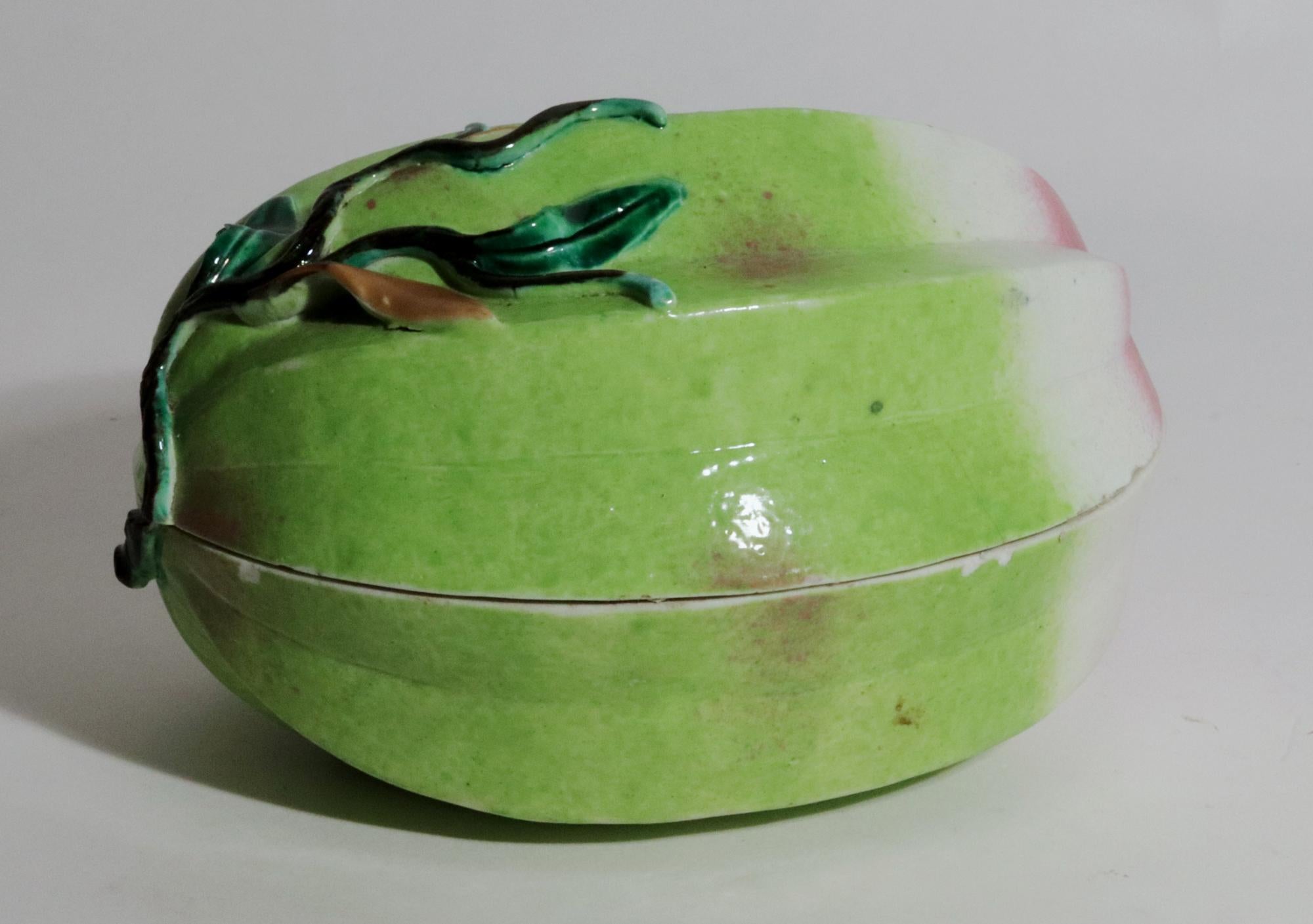 Frutero de porcelana china para altar con forma de melocotón en Bueno estado para la venta en Downingtown, PA