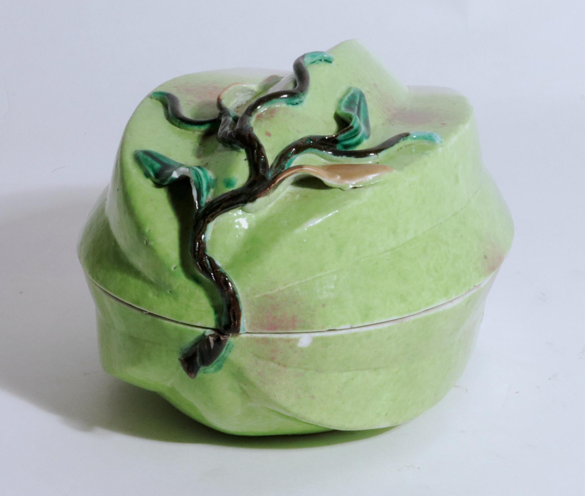 Frutero de porcelana china para altar con forma de melocotón siglo XIX en venta