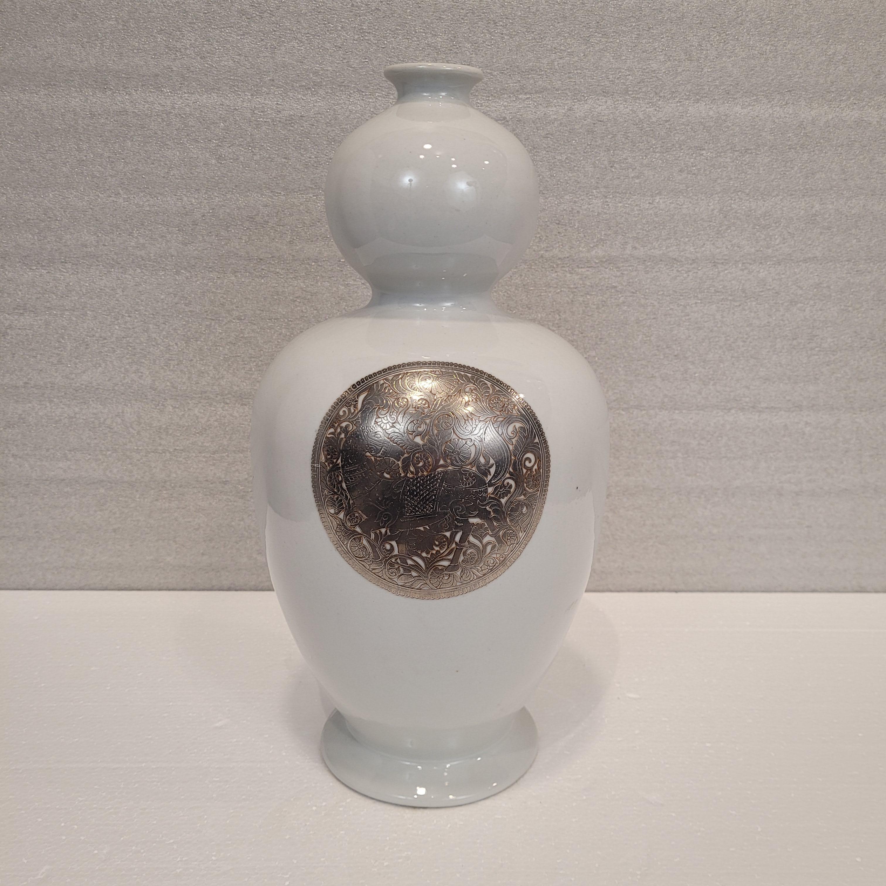 Chinesische Vase aus Porzellan und Silber, Fabienne Jouvin Frankreich (Moderne der Mitte des Jahrhunderts) im Angebot