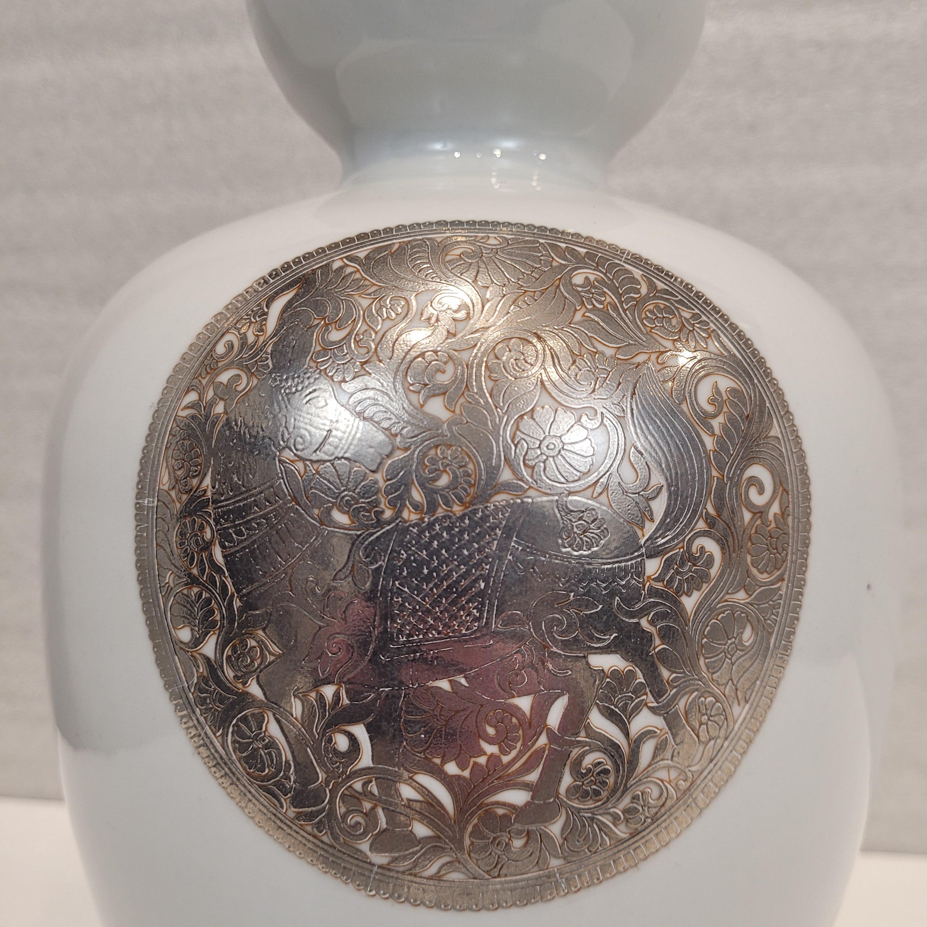Chinesische Vase aus Porzellan und Silber, Fabienne Jouvin Frankreich (Ende des 20. Jahrhunderts) im Angebot