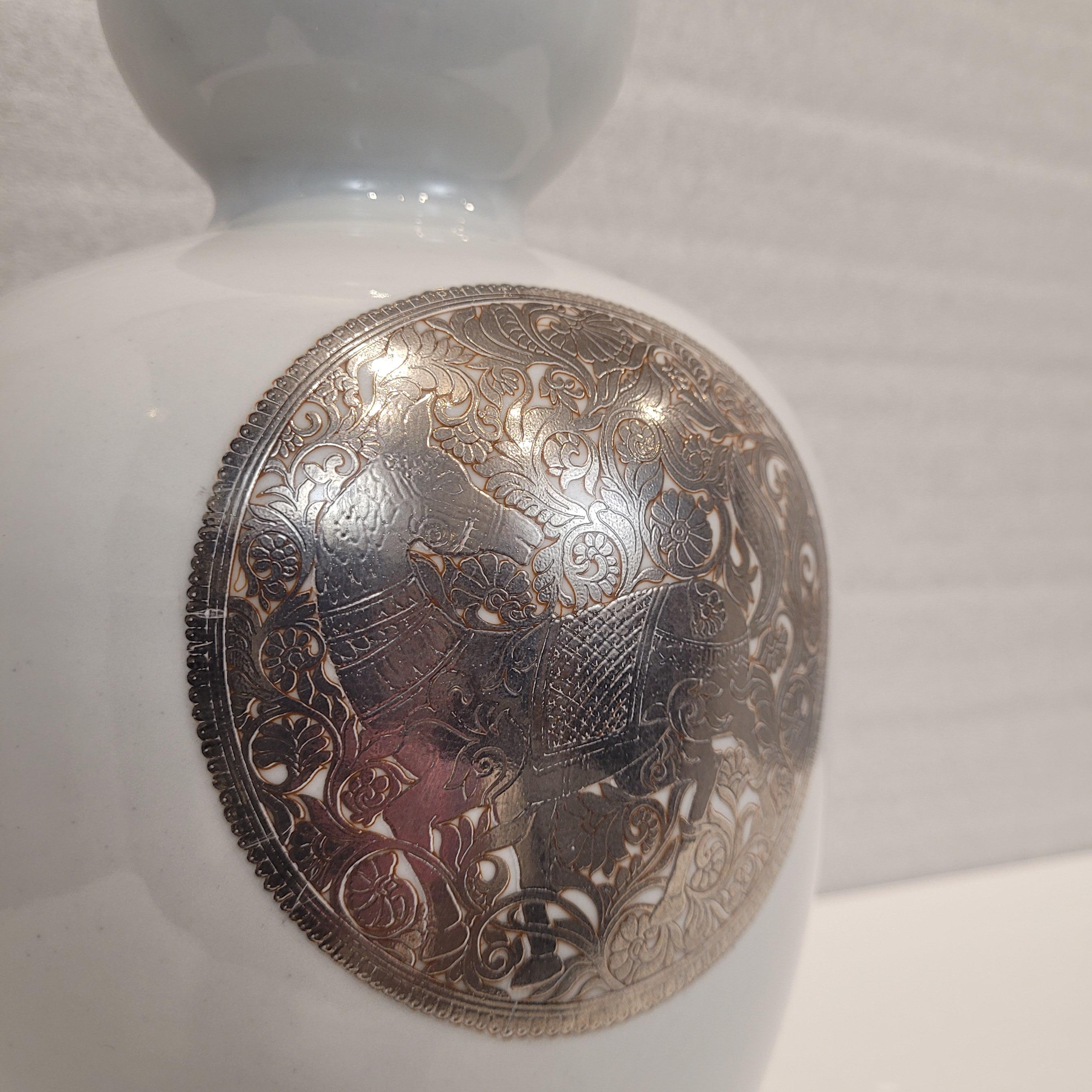 Chinesische Vase aus Porzellan und Silber, Fabienne Jouvin Frankreich (Versilberung) im Angebot