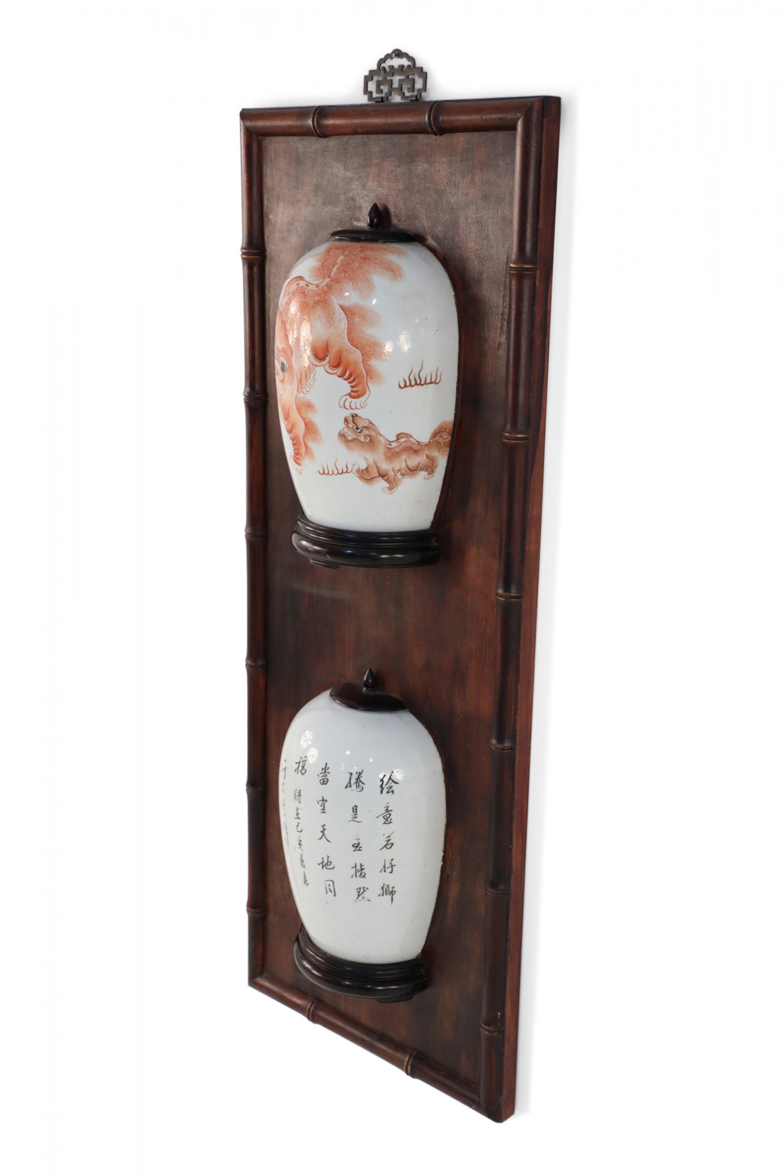 Placa de pared con jarrón partido de porcelana china y madera con diseño de perro Foo Exportación china en venta